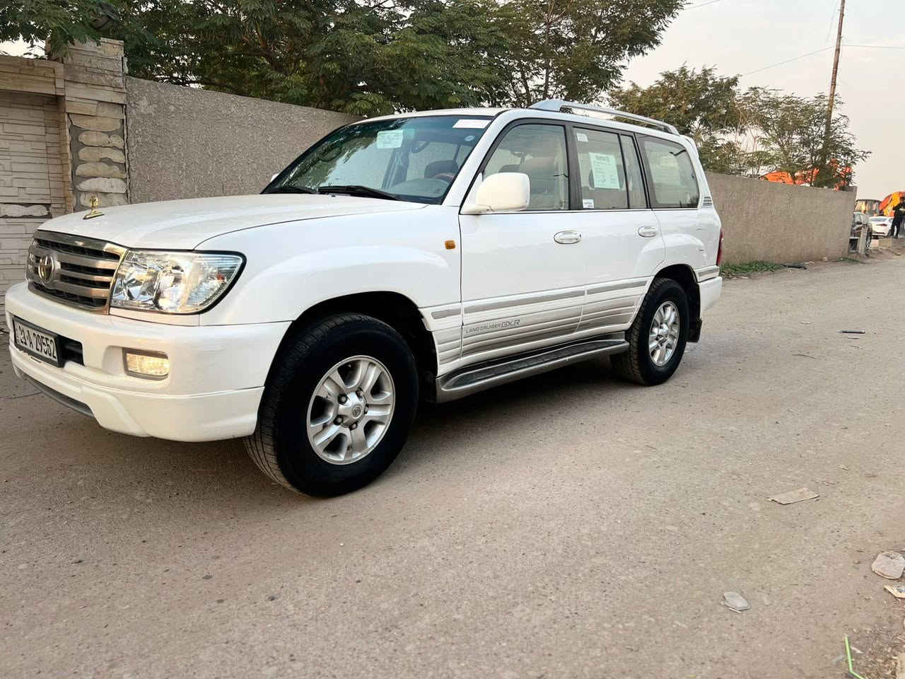 سلام عليكم لاند كروز ٢٠٠٢ محدثه ٢٠٠٧ سياره حلوه احله من لصور مكفوله من لصبغ فقط دعاميات لباقي كفاله سياره حلوه وجديده
مكينه وكير وحداديه وتبريد كفاله
فول مواصفات ام لعلامه الذهبيه 
فتحه +  ثلاجه + فور ويل + دبل تانكي + دبل فيت بم + ثلاث قطع تبريد + ٧ راكب +مكينه ٦ سلندر 
سعر ١٧٠ وبيها مجال
سياره بسمي
سياره جديده ممتعوبه
مكان السياره الكراده
للستفسار  ***********
