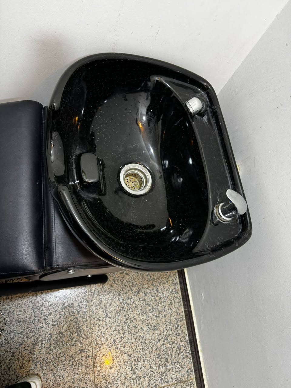 🔴 للبيع – كرسي غسيل شعر صالونات (Backwash Shampoo Chair)
كرسي غسيل شعر احترافي مناسب لـ صالونات الحلاقة الرجالية والنسائية، مريح وعملّي بحالة جيدة.
✅ المواصفات:
كرسي مبطّن جلد صناعي أسود مريح
حوض غسيل مدمج مع مسند رقبة
حنفية + رشاش ماء
فتحة تصريف كاملة
تصميم عملي يوفر راحة للزبون وسهولة للحلاق
📌 الحالة: مستعمل – نظيف ويعمل بشكل جيد
📌 اللون: أسود
📌 الاستخدام: صالونات حلاقة / صالونات تجميل
💰 السعر: 500,000 دينار عراقي (قابل للتفاوض البسيط)
📍 الموقع: الناصرية
📞 للتواصل: ***********
📸 الصور حقيقية من الواقع
