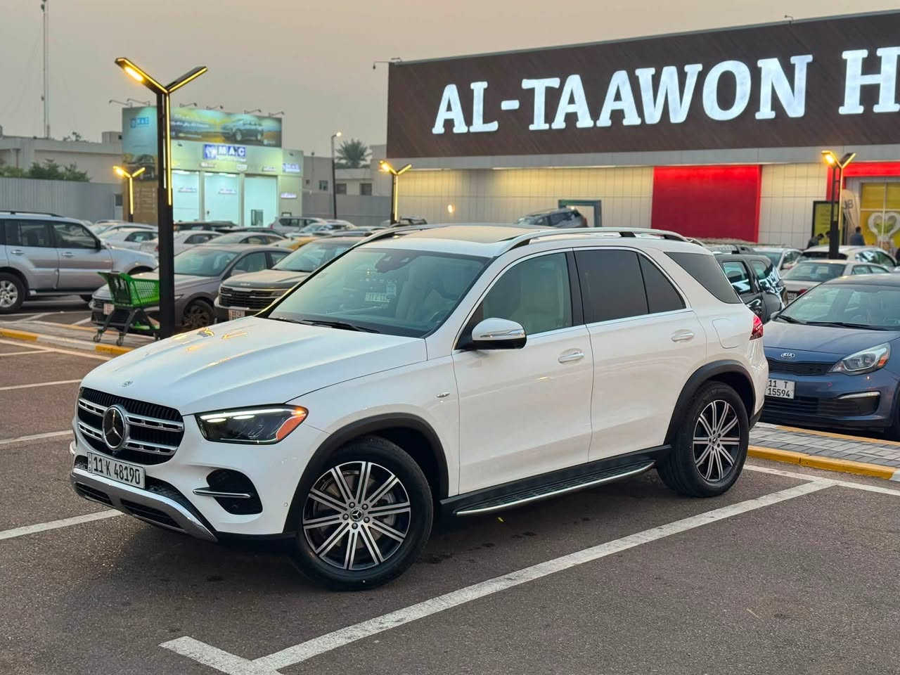 Mercedes Benz Gle 450E 2025
السعر (630) ورقة
وارد امريكي رقم بغداد بأسمي زيرو السيارة بدون ايرباك صور التقرير مرفقة مع المنشور صور امريكا بدون ضرر قوي
حادث السياره تبديل جامه خلفية وتصليح بارد في ثلاث مكانات مساحه كل مكان حوالي ١٠ سم 
مكان السياره بغداد
كفالة من صبغ وضربة وتبديل السيارة بحالة الوكالة ثلاث انضمه 
كهرباء 🔌 بانزين ⛽️ هايبرد 🔋
محرك بنزين: 2.0 لتر، 4 سلندر تيربو.
المحرك الكهربائي (الهجين): نعم، PHEV (Plug-in Hybrid).  
381 حصان
الدفع: رباعي (4MATIC)
المدى الكهربائي (EV): حوالي 100كم تقريباً.  
شحن: يمكن أن تصل إلى 80% في حوالي 20 دقيقة
فتحة شاشة كبيره داخل بيجي تبريد تدفئة كشنات 
للاستفسار الاتصال على الرقم 📞  متوفر اتصال + واتساب 
***********
+40736825077 
واتساب
