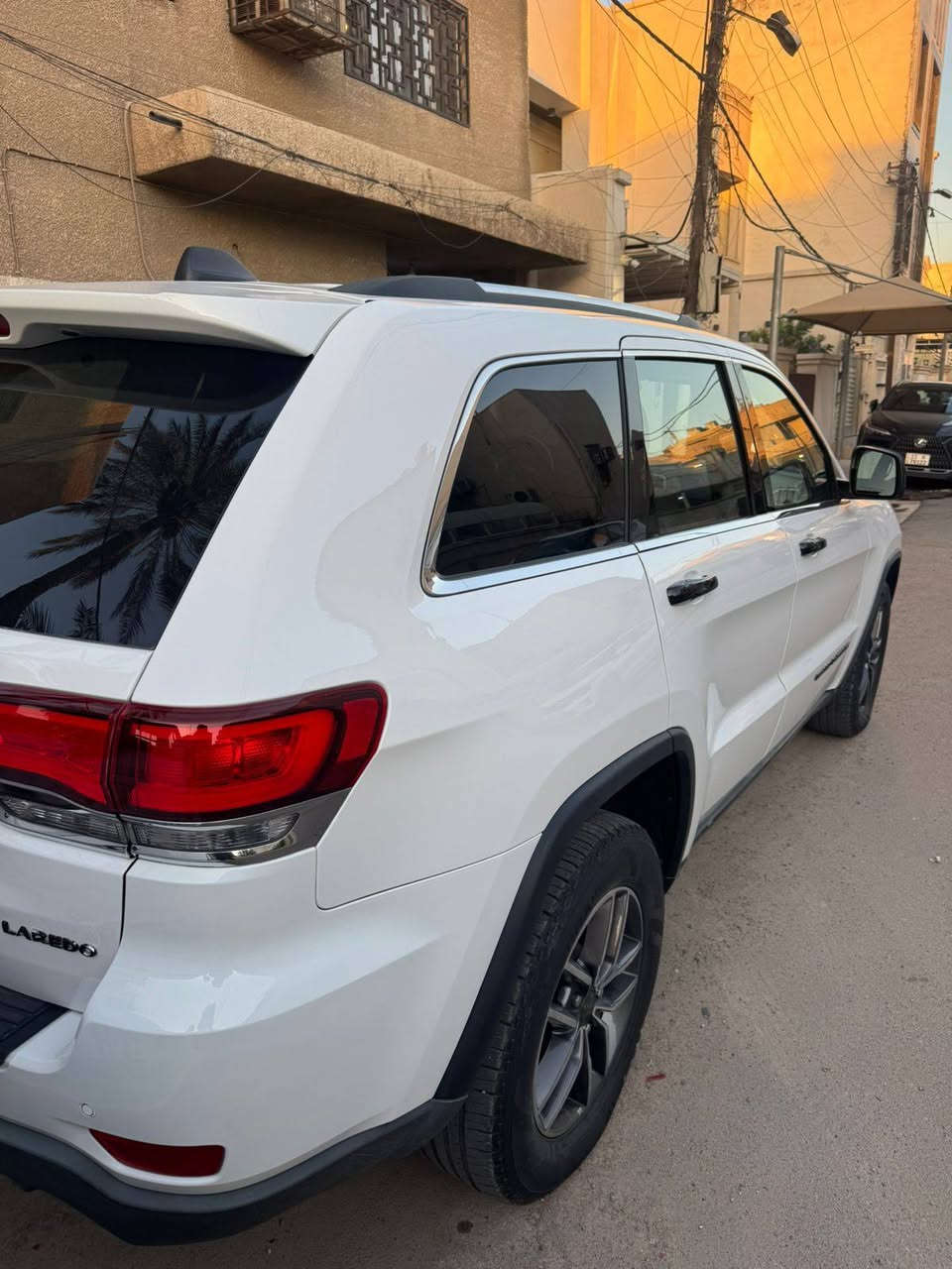 للبيع فقط جيب لاريدو 2020 وارد امريكي بدون ارباك بيه بارد فقط السعر 230 وبيه مجال مواصفات فور ويل 4x4 مكينه 3600 شاشه وسط كار بلي رادار جانبي نقطه عمياء اطفاء المحرك عند الوقوف نظام صرف الوقود eco نظام تسارع Sport بصمه ابواب كشن السائق كهربائي لايت زنون  كشافات زنون مكان السياره بغداد  ***********
