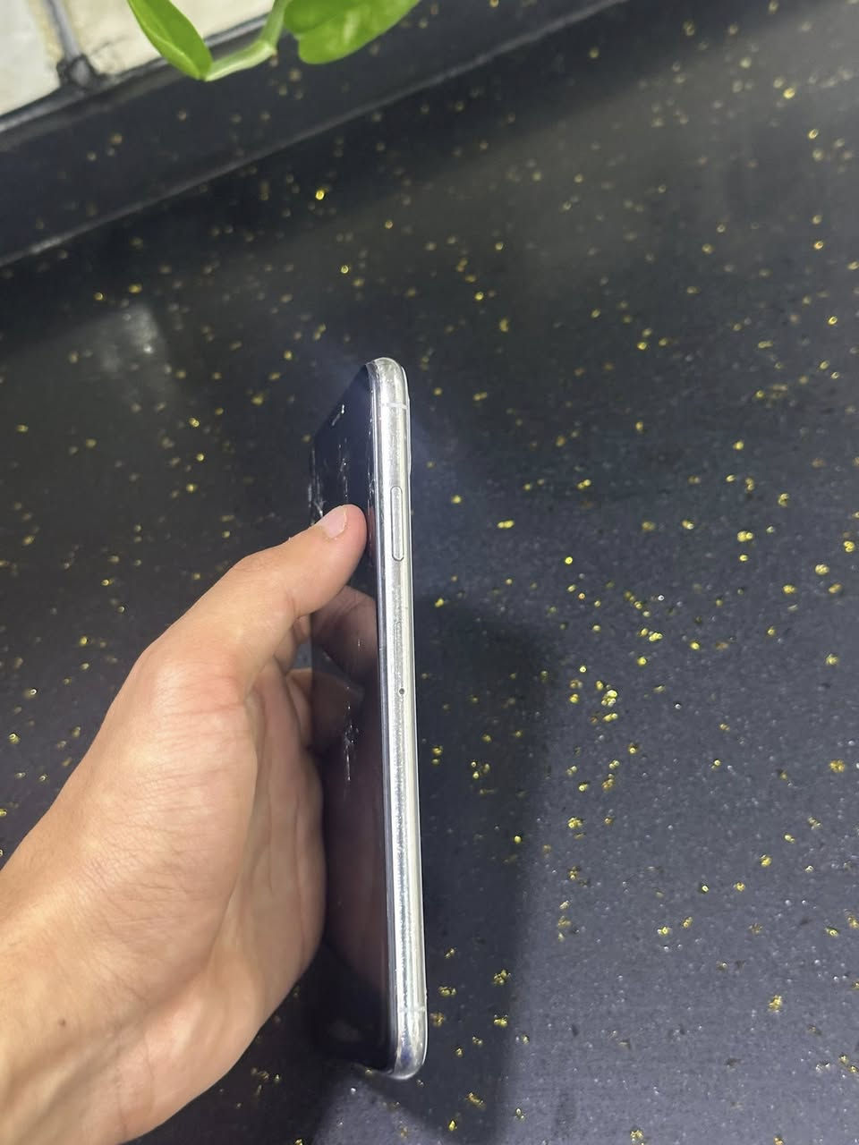 ايفون xs ماكس 
ذاكره 64
يحتوي عله شريحتين 
مبدل بطاريه فقط ول فيس ايدي متوقف
دكمه لتعلي وتنصي متوقفات  
شاشه وضهر مفطوره بس شغال طبيعي 
سعر 85
مكان حله مركز 
رقم ***********
