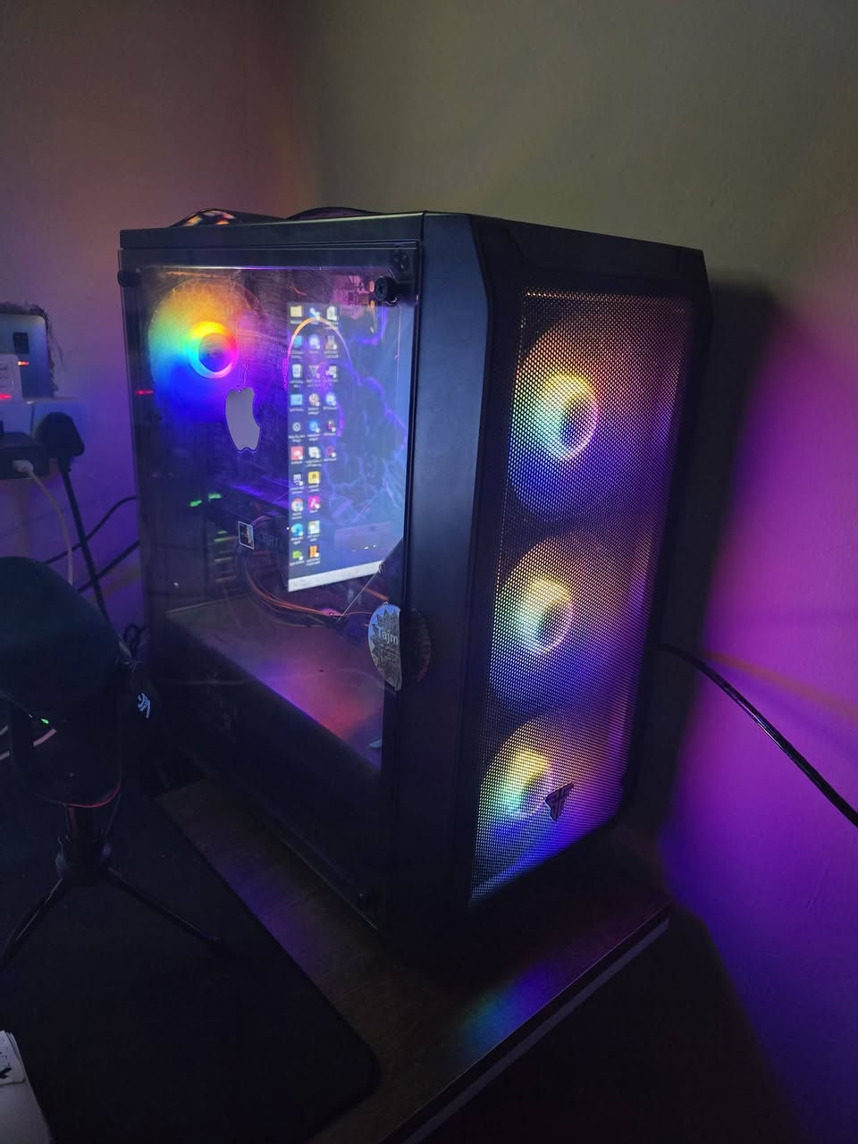 PC للبيع المواصفات مثل ماموضح
GPU RTX 3050 GALAX DUAL 2 FAN RGB مثل ماموضع بالصوره 
CPU RYZEN 5 3600 Tray يكون بقوة I5 10400F 
Motherboard B450 HDV ASROCK FOR 3RD GEN RYZEN
RAM BLACKWOLF 2*8 16gb 3200mhz
Storage SSD 128GB Sata
HDD Seagate 1 TB 7200RPM
Power Supply Xigmatek X-power 700W 80Plus
CASE FANTECH CG80 - BLACK 
4 FAN RGB 
Windows 11 pro
شاشه 

‏Monitor aldhua
75hz 
Ips 
24 inch 
1 ms
السعر خاص


**إذا كنت صاحب هذا الإعلان وتريد حذفه لأي سبب، رجاءا أرسل رسالة إلى الدعم الفني**
