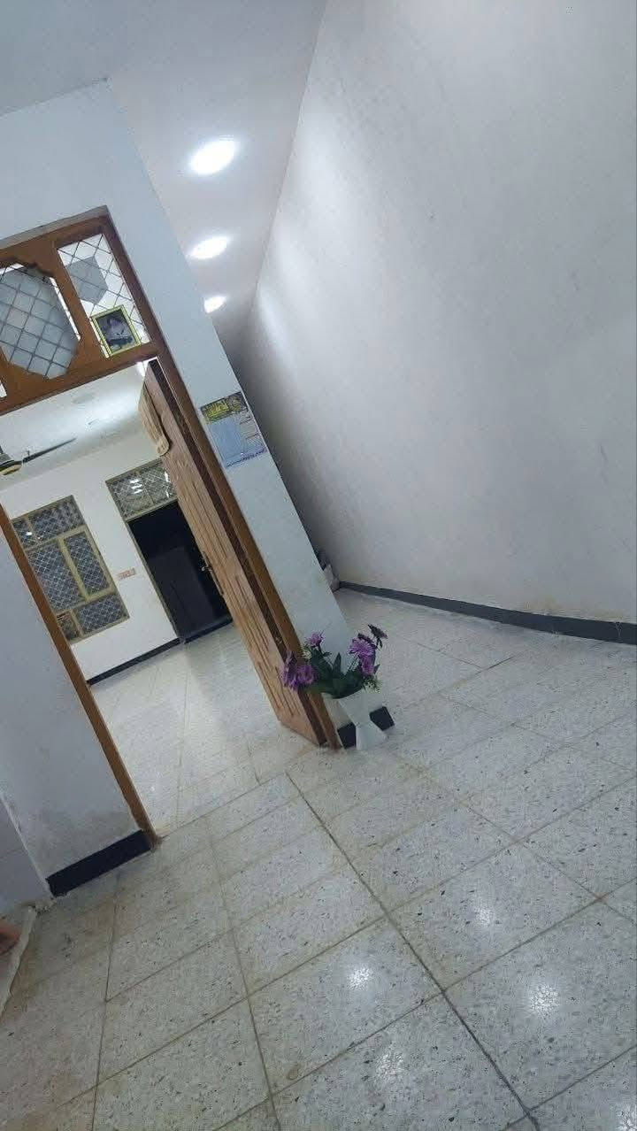بيت في منطقة الحميديه شارع المعسكر  قرب مدرسة المختار اسوق ابو احمد السوداني الثانيه طابقين المساحة 170 6*28  يحتوي على غرفتين وصالت ثنين مضيف كبير 10متر مطبخ مع صحيات مع حوش كبير 
 ‎***********شارع تبليط مجاري رئيسيه انترنيت ضوئي متوفر وتساب
  السعر 69بي مجال بسيط للاستفسار الاتصال على الرقم
