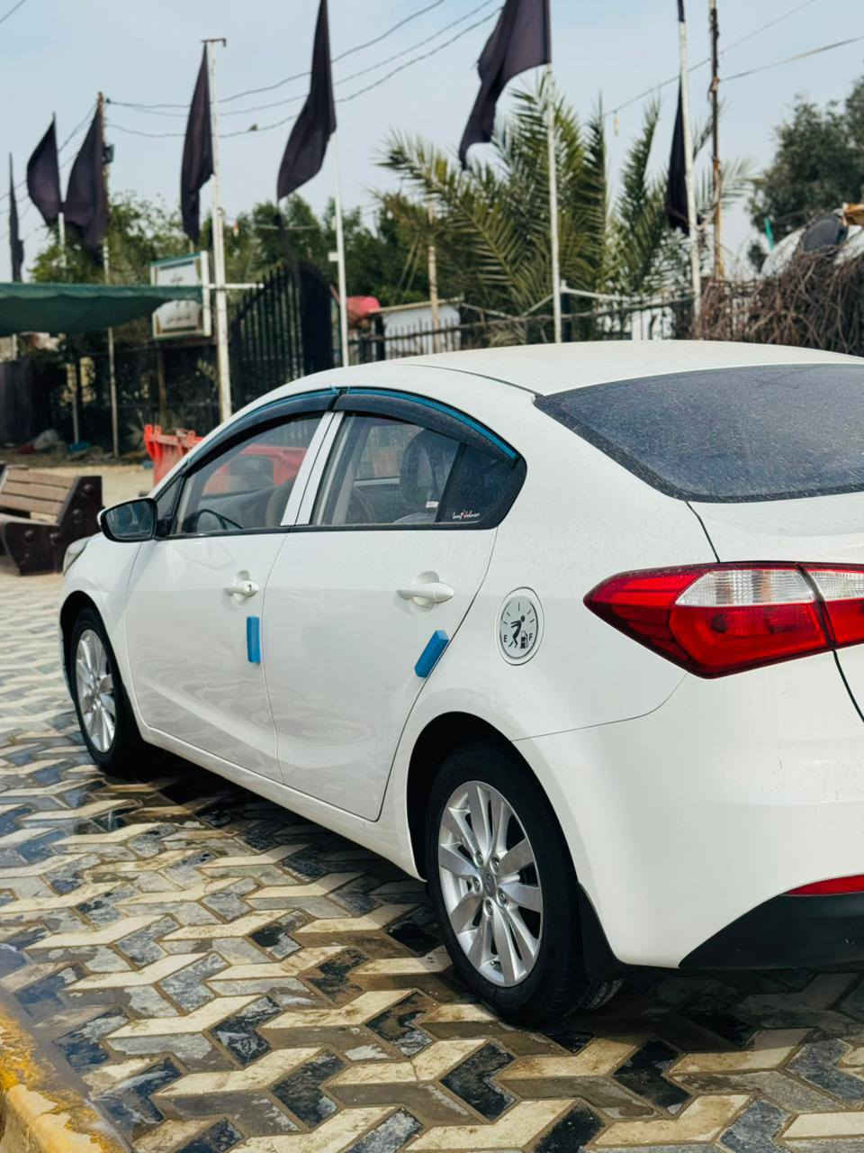 السلام عليكم
سيراتو خليجي للبيع موديل ١٦ مواصفات عاديه رقم انكليزي بأسمي مداور ثاني يوم مكينه ٢٠٠٠مامفتوحه ماشيه ١٨٠ حقيقي تخم تاير تبريد ثلج حداديه جديده 
بها رشه بالبنيد والجاملغ قليل 
*********** للتواصل
سعر ١٣٠ وبيها مجال لشراي
