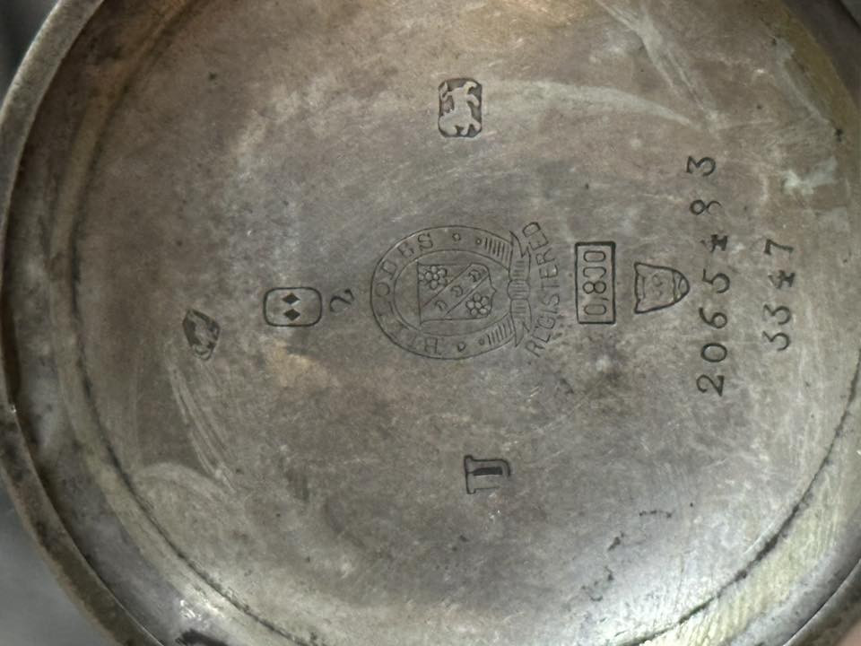 الوكيل المعتمد: يظهر على الميناء بوضوح اسم "SERKISOFF & CO CONSTANTINOPLE" (سركيسوف وشركاه - القسطنطينية). كان سركيسوف هو الوكيل الحصري لشركة Billodes (التي أصبحت لاحقاً Zenith) في الدولة العثمانية.
• سنة الصنع التقريبية: بالنظر إلى الأرقام التسلسلية ونوع الميناء المزين بالزهور، تعود الساعة إلى الفترة ما بين 1885 و 1895.
• الميناء (Dial): الميناء مصنوع من المينا (Enamel) الأبيض، ويتميز بالأرقام "العثمانية" (التي تشبه الرموز)، وهو مصمم خصيصاً للسوق التركي والعربي في ذلك الوقت.
2. المواصفات الفنية والقيمة
• الحالة التشغيلية: كون الساعة "تعمل جيداً" هو أمر مذهل بالنسبة لقطعة عمرها يتجاوز 130 عاماً، وهذا يدل على جودة الصناعة السويسرية الفائقة لمحركات Billodes.
• مادة الصنع: كما أكدنا سابقاً، العلبة من الفضة عيار 0.800، والدمغات واضحة جداً على الغطاء الداخلي المفتوح.
• الزخرفة: النقوش الزهرية الملونة في منتصف الميناء كانت تُضاف للنسخ الفاخرة التي تُباع لطبقة الأثرياء وكبار الموظفين في الدولة العثمانية.
للشراي التواصل على الواتس اب ***********
