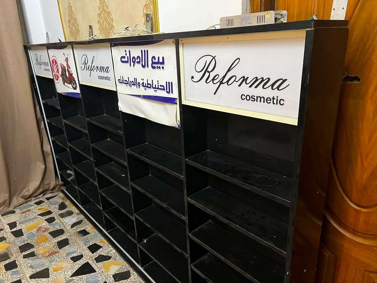 سلام عليكم هاذا رف كامل عرضه 3 مترات وثكيل وقوي سعره 50الف ال يحب. ياخذه يراسلني  مكاني الشعب واتساب ***********
