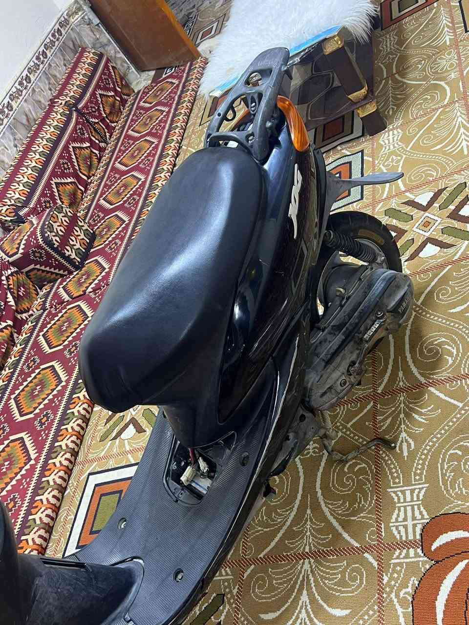 سلام عليكم 
عصفوري فحل دراجه حلوه وجاهزه نكره سلف بكل وقت كلشي شغال بيه لايت بك لايت هورن اشاير عداد سرعه كيج بانزين سلف كلشي شغال دراجه مطلعه حاويه على ايدي وصل الحاويه موجود دراجه جديده ومامتعوبه فقط اول مااشتريته مااعرفله وماحاطله دهن وبدلتله بستم سعرها 450. مكاني ناصرية مركز صالحيه ***********.  بي واتساب
