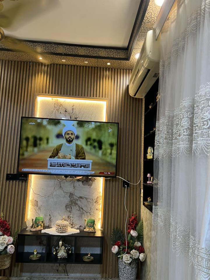 بيت للبيع مساحه ١٠٠ متر طابقين  ( طرمة جبيره + حديقة صغيره ) استقبال وصالة + حمام وترك مطبخ + غرفة نوم + طابق ثاني غرفتين نوم + سطحين بل بيت 

مكان الشعب حي الكوثر قرب شارع الصحة 

الاستفسار ***********
