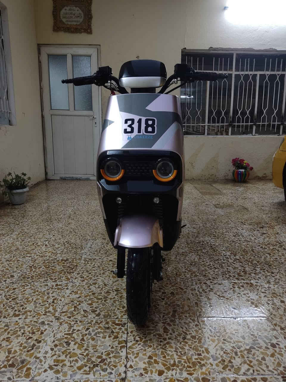 للبيع فقط مطور شحن 318 موديل 2025 حديث  نضافه فول بطاريات شرط الفحص 6 دبل ملف 2000 أشاير لايت هورن كلو شغال مابيه اي عطل بك رجوع R  مطور نضافه فول 4نمر سرعه 99 حقيقي 70الى 80 السعر 600 وأبيه مجال مكاني موصل حي عدن رقم الهاتف ***********
