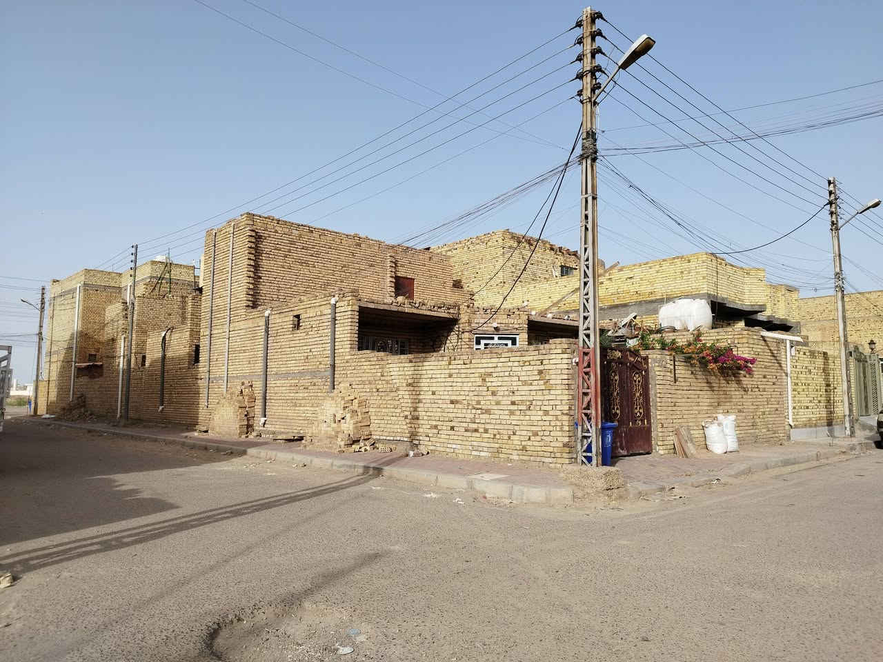 الدار للبيع المساحه 200متر ركن العنوان نهاوند الثانيه شارع عشرين البلوك الاول باتجاه القسم البلدي للاستفسار ***********
