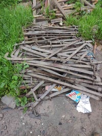 خشب للبيع مال200 متر سعر 5ونص وبي مجال 07511186576