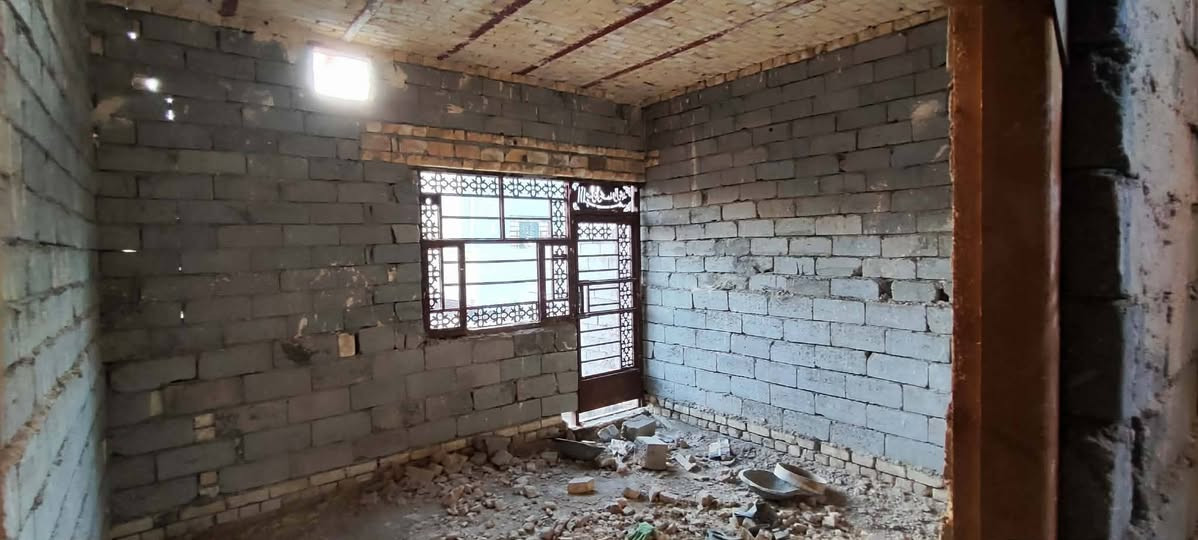 بيت للبيع بحي الامين بشارع ابو التنانير قريب علا شارع العالم تبليط اباب البيت مساحته 175 غرفتين صاله حمام براني مطبخ صحيات خارجيه السعر ولستفسار ع هذا الرقم ‏‪***********‬‏
