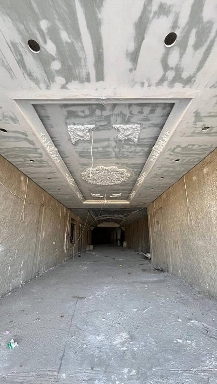 السلام عليكم اخواني الكرام
عندي مجمع للبيع يقع على مساحة 3000م٢ موقع ستراتيجي على أرض زراعية ملك يتضمن بناء أكبر قاعة للأعراس تتسع لحدود 1200 شخص بناء متكامل تفاصيله 
1/ ١٤ حمام مع تأسيس للبنى التحتية من ناحية الصحيات مع ٢ حمام منفصلين للعرسان و غرفة تبديل الملابس .
2/ قساطل عدد ٢ بمساحة كبيرة (٦×٨×١٠) اسفل كل جهة . 
3/ مطبخين حار و بارد .
4/ غرفة عرسان مع جاكوزي و مطبخ .
5/ غرفة للحانوت .
6/ غرفة للإدارة  .
7/ غرفة كونترول تحكم بالكهرباء .
8/ جلوس  VIP على طرفي القاعة بدرج و صميم دائري مميز يسع كل طرف إلى ١٠٠ شخص تقريبآ .
9/ سقف القاعة العلوي من مادة السندويج بنل .
10/ السقف الثانوي من مادة الجبسن بورد بنظام ملكي مع مدخل ملكي للعرسان بطول 30م تقريبآ .
11/ مدخل القاعة مميز بنظام الدخول الملكي مع وجود لتأسيس 5 شلالات .
12 / البوابة الخارجية كهربائية بنظام الشحن مع بابين خشبيين بمساحة ٤م لكل منهم . 
بالإضافة إلى القاعة الكبيرة يوجد قاعة أخرى تسع إلى 200 شخص تقريبآ للمناسبات الصغيرة (خطوبة/ختان/حفلة تخرج/اجتماع/مطعم مصغر) بسقوف ثانوية ملكية .
واجهة المجمع تشمل ٦ محلات (جميعها مؤجرة)مصممة كالآتي قابلة للتغيير كاملة و جاهزة من سقوف و كهرباء و جامخانة و خبنكات  .
1/٢ محل حلاقة نسائية و كوزمتك بمساحة ٥٠م تقريبآ .
2/ محل صالون حلاقة رجالي بمساحة ٢٥م .
3/ محلين مجهزة بأرقى أنواع الرفوف وكامل ينفع للمواد الغذائية و غيرها جاهز و متكامل .
4/ مدخل مخزن بمساحة 250م ينفع للعديد من المصالح جاهز مع خبنك كهربائي و بداخل المخزن حمام متكامل مع WC معزول عن المخزن .

الطابق الثاني فوق المحلات تصميم بناء مطبخ بمساحة 335م مع بناء 4 WC مع حمام متكامل مع التأسيس الأساسي للصحيات .

الطابق الثالث كافتيريا بمساحة 550م مع WC عدد ٢ منفصل للنساء و الرجال . 
علمآ القاعة مجهزة ...
بئر ماء خاص
محولة كهرباء خاصة 

العنوان موصل ناحية بعشيقة
***********
***********
***********
***********
