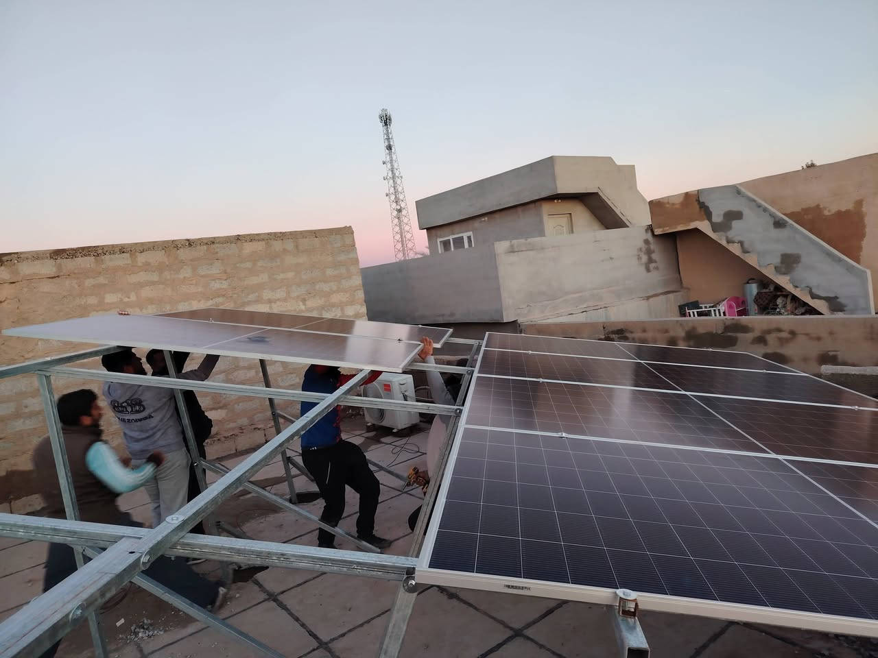 بفضل الله تم تنصيب منظومة طاقة شمسية #لمنزل و #اسواق الصديق ( #طالب_مرعي_الگرغولي    )
الموقع  -#كركوك -  #االرياض
تتكون المنظومة من
🟢 9الواح لونجي   وجهين  بقدرة #615w  ، (ضمان 15سنة) 
🟣 بطارية ليثيوم بقدرة #15kwh  (ضمان 5سنوات)
🔵انفيرتر Evo Anern   بقدرة  6.2kw  (ضمان 1سنة)
🟤حديد مغلون بسمك 1.5mm
🔴مع كافة  التوصيلات  واجهزة القطع والحماية

📍#كركوك -ناحية الرياض-السوق الكبير- مجاور  جملة  وسام المجبل    

       م. ايمن ابراهيم العبيدي         ***********              
                                                                        
       م.علاء خماس العبيدي           ***********                                       
                                                                       
   📍 #موصل - الساحل الايمن -شارع النبي شيت 

       م.حذيفة سيف الدين العباسي    ***********

       م.احمد جمال اللويزي.             ***********

#الشرقي للطاقة الشمسية والاجهزة الالكترونية
