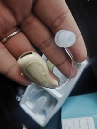 سماعات اصلية • غير مستعمل • شغالة