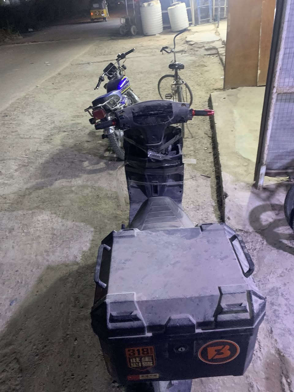 السلام عليكم دراجه شحن بس ألماشه مكسوره بطارية 8️⃣ بطاريات نضيفه ٣٠٠ وبيه مجال بغداد الدوره ***********
