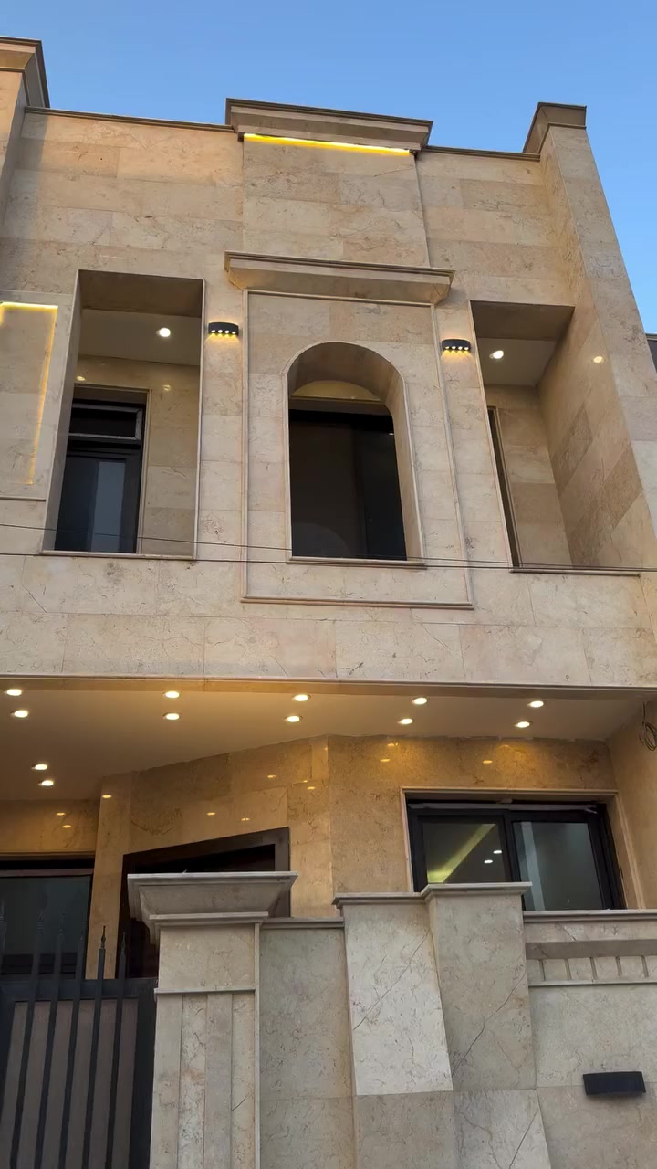 السلام عليكم بيت  للبيع مساحه الواحد ٨٥ م الواجهه ٥.٢٥
نزال ١٦.٢٥ في الغدير محله ٧٠٦ قرب جامع خديجه شارع عريض 
يحتوي الطابق لأرضي على مدخلين استقبال ومطبخ وخدمات وغرفه نوم وطابق الثاني يحتوي على غرفتين نوم وخدمات 

((. للاستفسار مكتب القمه للعقار ))
عنوان المكتب / الغدير ساحه ميسلون /
بتجاه البلديات / فرع صيرفه المستقبل /
 للاتصال (( *********** ))  #مكتب- القمه
