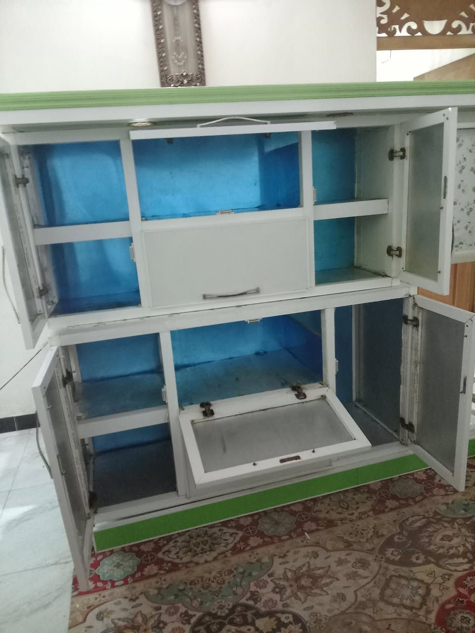 كاونتر وملحق مترين ونص تزكام مبطن خشب كلش نظيف ب١٢٥ قفل بدون عمله المكان حله *********** واتساب
