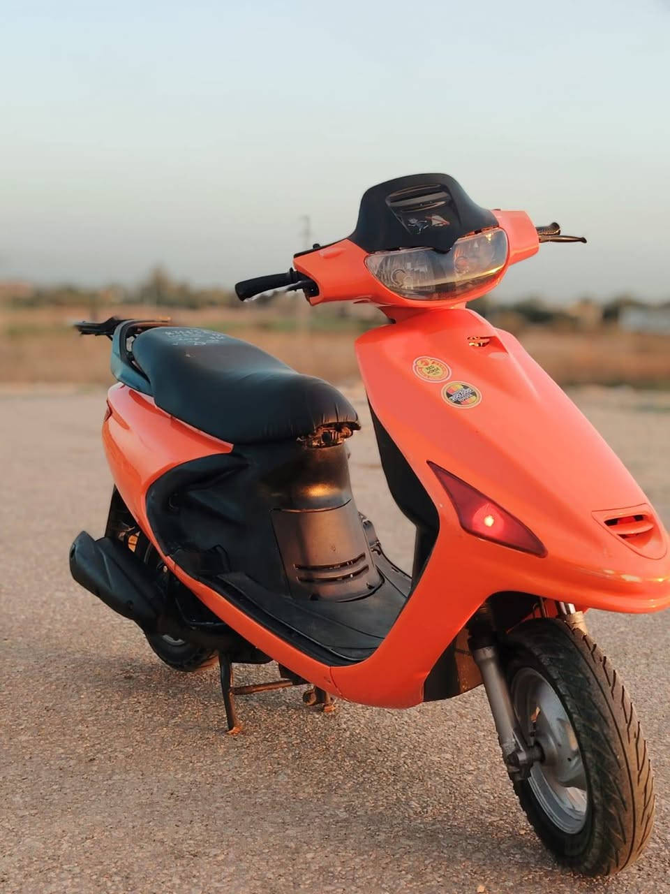 سلام عليكم شباب دراجه فراشه فحل الون برتقالي  للبيع مكينه لاتبخير ولا تنقيص مامفتوحه
كهربائيات شغاله باتري جديد نكره سلف  لايت اشاير بك لايت كلها شغاله  مكينه خير من الله 
مكان الدراجه 🏠 الديوانية 
قضاء غماس 
السعر 💵 450 وبيها مجال للطيبين 
للاستفسار اكثر اتصل ***********
