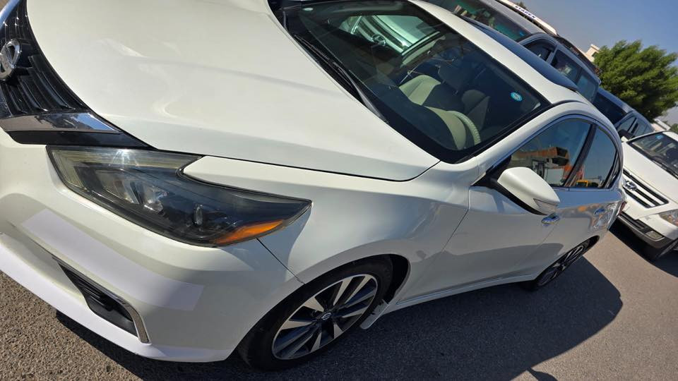 السلام وعليكم 
نيسان التيما 2017 Svبلاس فول مواصفات وارد امريكي قطعة وحدة جامرلغ جهة السايق مبدل فقط مواصفاتهة فتحة سقف بصمة هيتر كشنات دتخلهة بيجي 
يوجد صور الحادث 

مكان السيارة ديالى.      مرارس بدوج كرفان 
رقم الهاتف *********** واتساب للستفسار
