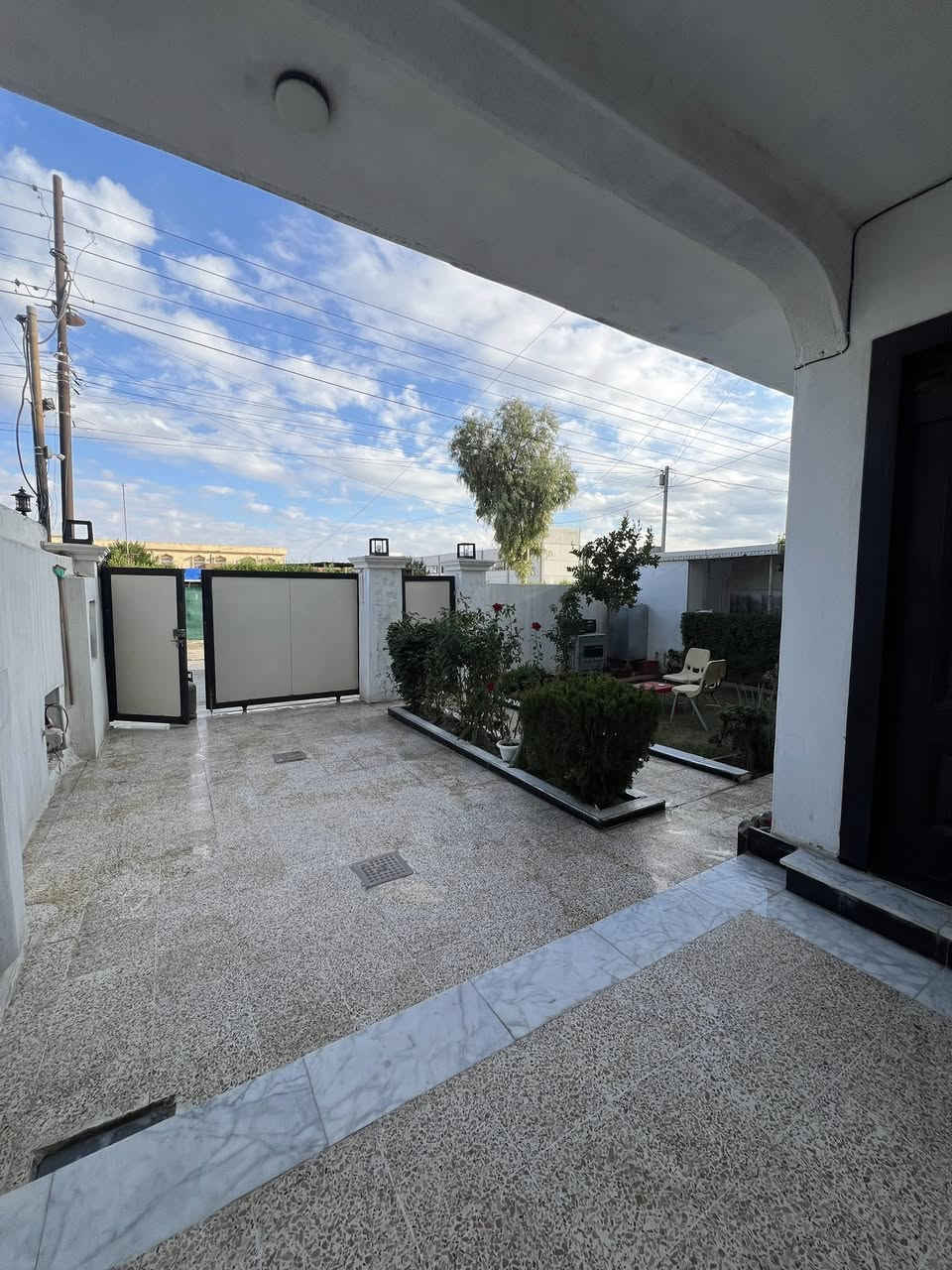 دار للبيع طابو صرف 
المساحة 200 م مقابيل ساحة حدايق 
العنوان حي الجامعه شارع عبدالرحمن 
قرب مدرسة الابتكار 
طابقين فول متكون من اربع غرف نوم مع صحيات و استقبال و مطبخ حار وبارد مع حديقة خارجيه وداخليه
السعر 230 مليون 
استفسار للاتصال ***********
