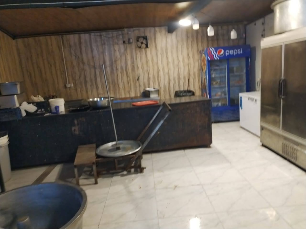 مطعم كامل متكامل لبيع لعدم التفرغ
المطعم شغال وخير من الله كامل من كلشي كلشي ماتشتري بس مسواك وتباشر المطعم حالين مفتح وخير من الله تجي تشوف بعينك المطعم كلشي يشتغل وغراض بي مال ٣ مطاعم غراض خير من الله 
العنوان بغداد العامرية شارع البصرة 
*********** واتساب موجود بي
