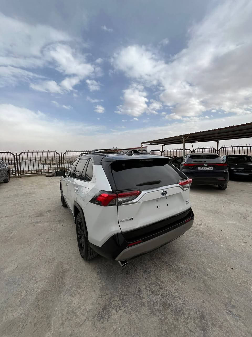 السلام عليكم 

تويوتا راف فور فئه XSE اعلى صنف سياره 

الضرر بدون قطرة صبغ تبديل جاملغ وبنيد نفس لون 
بلاديات نفس لون  كشرها بدون اي قطرة صبغ باذن الله  
 
ماشيه 18 الف 

مواصفات

بصمات 

بنوراما

توكلر

مودات قياده

شاشه دجتل -

صندوك كهرباء

كامرات محيطيه 360 درجه 4كامرات

كشن ذاكره خزن ميموري

شحن لاسلكي

ستيرن تدفئه

تشغيل عن بعد

لايت زنون led 

قطعتين تبريد

سياره مكان الاردن الحره 

تحب ادخلها بغداد او بكتاب شهداء انت براحتك تريدها بل اردن ودخلها انت هم بكيفك تدخل باسم مشتري كبل 

سياره سيارتي شخصيه صار عدي ضرف ونويت ابيع لي تفيده سياره اني حاضر حتى تصليحها بلادي صلحته ايرباك رجعته سليم ستتم 

صارت رصعه بخشم شاصي صغيره +رصعه براس شاصي صغار حيل رجعتهن بارد بدون قطرة صبغ وشي جداً بسيط

وكشر سياره بدون اي صبغ 

سياره سعرها 215 بل اردن سياره  مكلفتني اكثر   بس اريد ابيع  وبيه مجال شويه شراي لي تعجبه اني حاضر

***********

وبالتوفيق ان شاءالله لي يريد يشتريها
