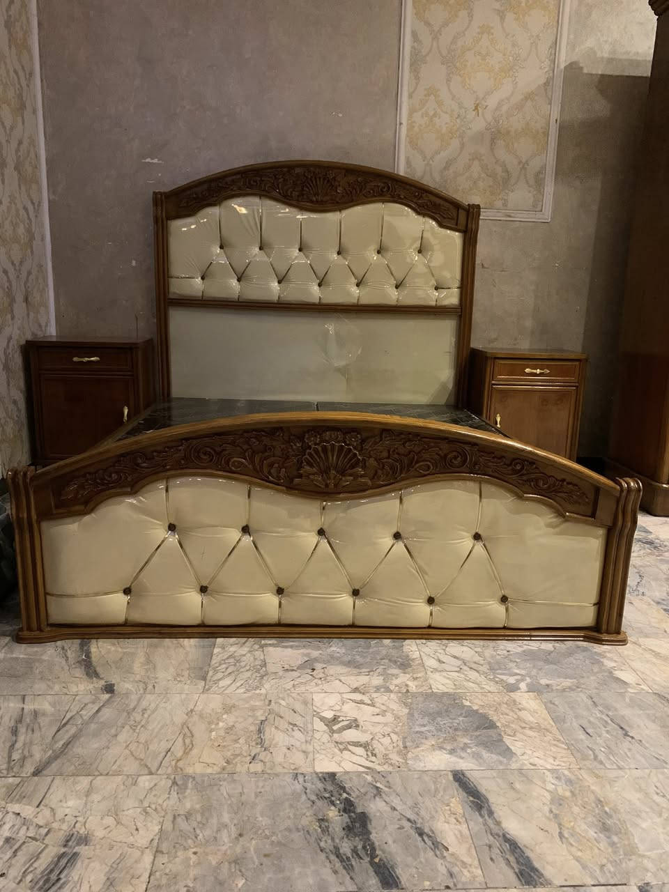 السلام عليكم الغرفه سته ملحق تتكون من 12 قطعه صاج تفصال درجه اولى خشب 5 ملم ثكيله جدا نقوش جربايه وميز صاج يدوي وتحتوي جربايه عل مخزن الغرفه داخل وخارج صاج ثكيله جدا السعر 900 رقم هاتف *********** بغداد مكلفه بالنشر اتصل عل رقم السبب البيع انتقال الى مكان اصغر
