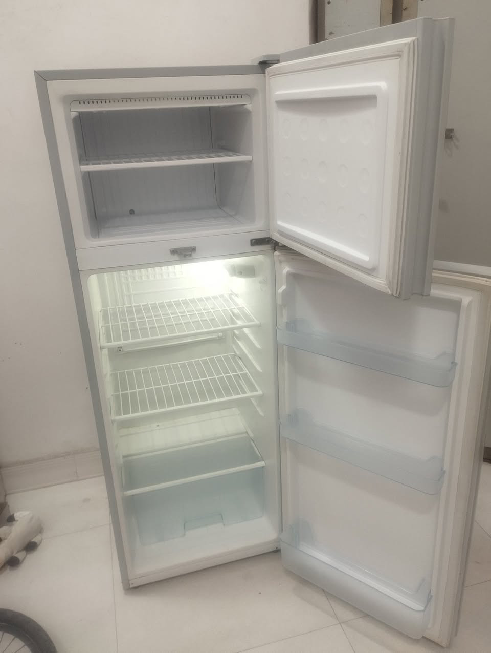 ثلاجة رويال حجم 8 قدم إرتفاع 140 مبدل ماطور أصلي ونظيفة جدا 
رايدها ب140 الف وبيها مجال 
البصرة/ المطيحة 
***********
