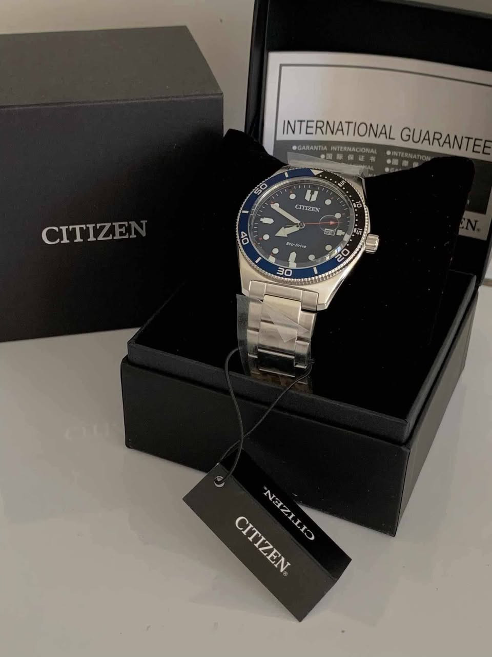 السلام عليكم........
ساعة CITIZEN ياباني أصلي بطارية 
شحن ضوئي ECO-DRIVE 
نافذة للعرض التاريخ عدسة 
أميال وأرقام فسفوري 
القطر ٤٣
مقاوم للماء ١٠٠م 
سير حديد ستانلس ستيل معلم 
جديد غير مستعمل مع العلبة الاصلية وبطاقة الضمان
السعر ١٧٥ $
يوجد توصيل ***********
