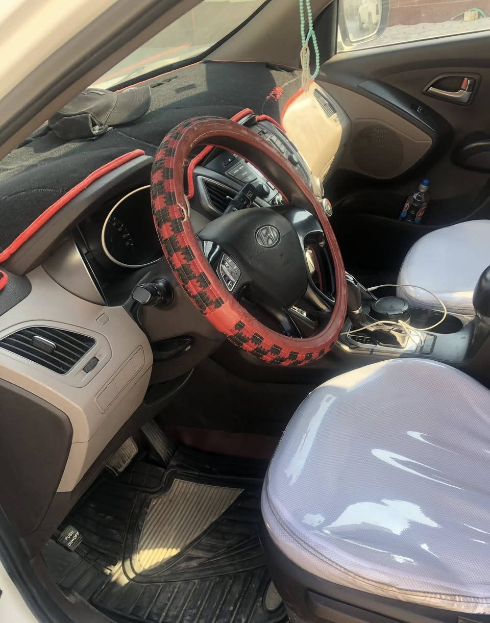 السلام عليكم توسان 15 خليجي فقط بارد في الباب خلفي مع خدش قليل صاحب السيارة ***********
