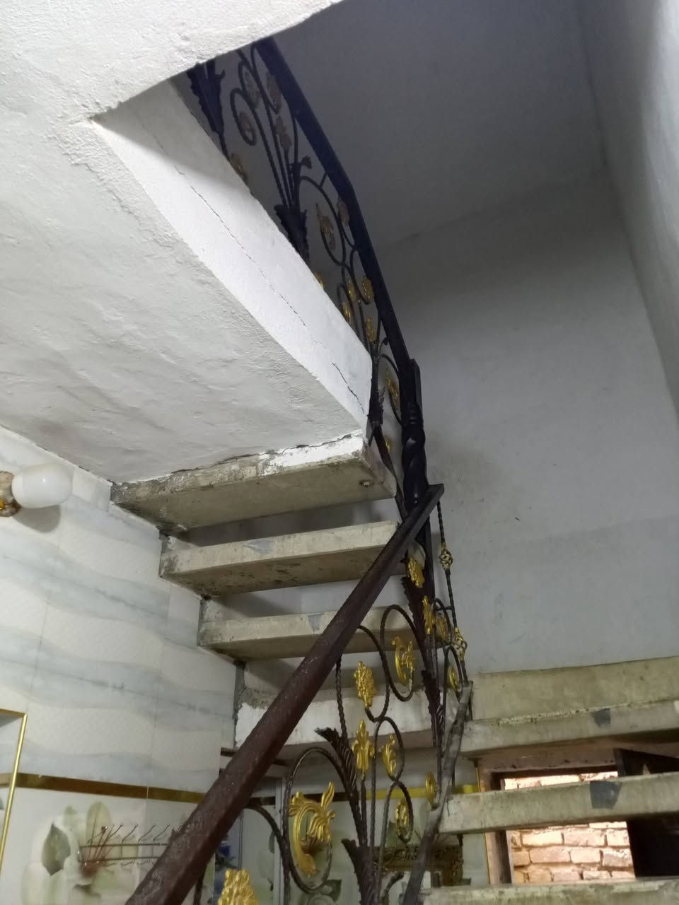 السلام عليكم بيت 200متر للبيع شارع الشريفي منطقة الخمسة الاف  يحتوي البيت علة صالة كبيرة في الطابق الاول وغرفة نوم واستقبال ومطبخ وصحيات خارجية وداخلية
الطابق الثاني 3غرف وصالة كبيرة 
للبيع كما موظح امامكم 
***********
