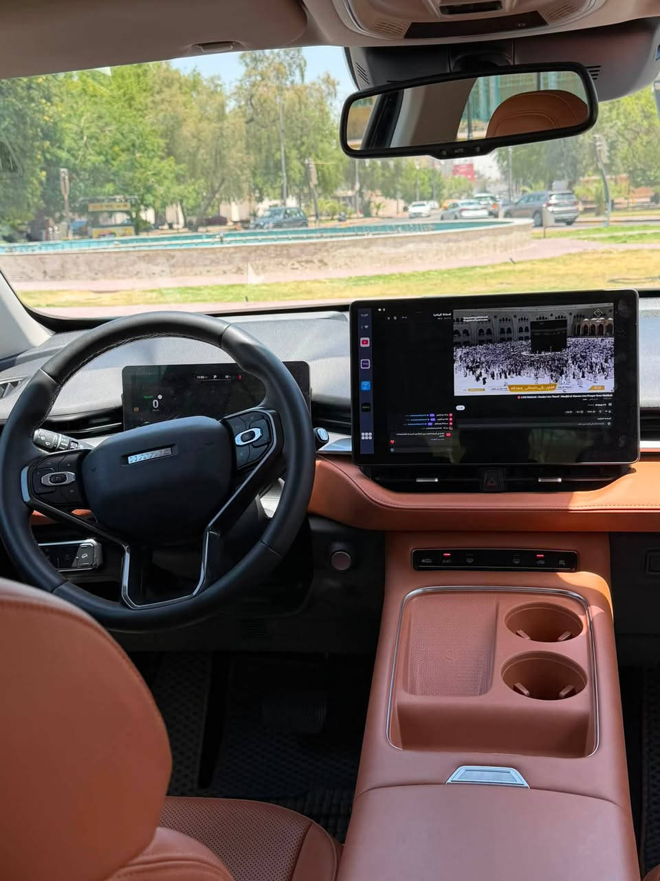 للبيع: هافال HAVAL H6 HEV موديل 2026 (هايبرد)
بحالة الوكالة (أخت الزيرو) - نظافة تامة 100%

 اللون: أسود ملكي مميز  🕶️

 المسافة المقطوعة (الماشية): 7,000 كم فقط (شبه زيرو) 🛣️

 الضمان: السيارة مشمولة بضمان الوكالة القوي (عشر سنوات وعداد كيلومترات مفتوح) 🛡️

📊 الأداء والمحرك (طاقة هجينة فائقة):

 المحرك: 1.5L تيربو هايبرد يجمع بين كفاءة الطاقة الكهربائية والأداء الأسطوري.

 القوة الإجمالية: 240 حصان (HP).

 العزم: 530 نيوتن.متر (N.M) لتسارع قوي واستجابة فورية.

 ناقل الحركة: تكنولوجيا DHT المتطورة المخصصة للهايبرد.

 الاصرفية: سيارة اقتصادية بالدرجة الأولى وبامتياز.

✨ لغة التصميم الخارجي والراحة:

 شبك أمامي جريء بتصميم عصري جديد يجسد روح الفخامة والطابع الرياضي.

 مقصورة مستقبلية واسعة تُجسّد مفهوماً جديداً للرفاهية (أعلى درجات الراحة والاتصال، جودة المواد، والتقنيات الذكية).

 فتحة سقف بانورامية واسعة.

 التحكم الصوتي الذكي: تحكّم كامل بصوتك فقط (شغّل المكيف، اضبط تدفئة المقاعد، تحكّم بالنوافذ، أو غيّر الوسائط) دون أن ترفع يدك عن المقود.

🛡️ أعلى مستويات السلامة والأمان (تقييم 5 نجوم):

 حائزة على تصنيف 5 نجوم من ANCAP للأمان والسلامة.

 مجهزة بـ 6 وسائد هوائية (إيرباج) لحماية شاملة للمقصورة.

 تقنيات أمان ذكية متطورة لمراقبة ظروف الطريق والاستجابة لها بشكل نشط، مما يعزز وعي السائق والتحكم التام بالسيارة.

السعر المطلوب: 32,000,000 دينار بيها مجال

***********
مكاني الاعظمية
