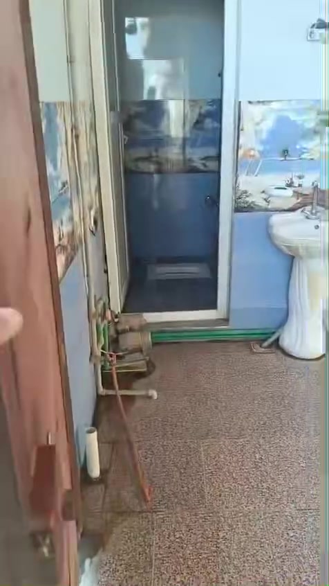بيت مساحه ٣٢٠ متر قريب فلكه سلمان باك عقد ٣٥رقم***********
