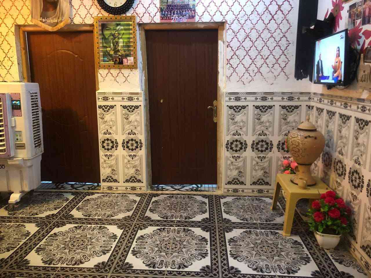 السلام عليكم بيت للبيع مساحه 200متر بناء طابوگ كامل مكمل متخسر عليه ربع ومتعوب عليه كلش يبعد عن الشارع العام 100 متر او اقل يحتوي على استقبال+ مطبخ +صاله +غرف نوم2+منور+ ترك+ صحيات جاهز من جميع النواحي الموقع الشارع الي بعد شارع البدير للاستفسار ***********
