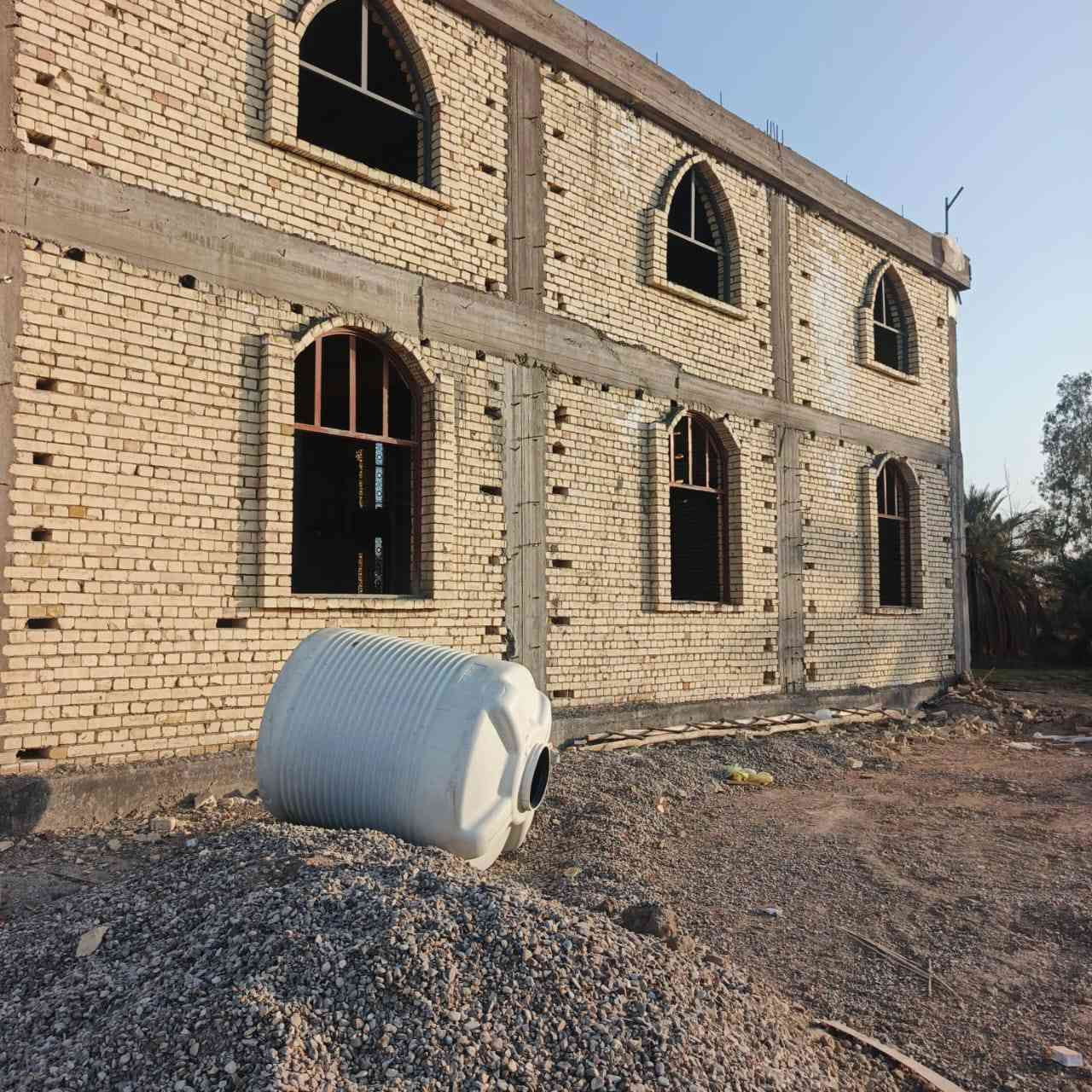 قال الله تعالى في محكم اياته
بسم الله الرحمن الرحيم 
( إِنَّمَا يَعْمُرُ مَسَاجِدَ اللَّهِ مَنْ آمَنَ بِاللَّهِ وَالْيَوْمِ الْآخِرِ وَأَقَامَ الصَّلَاةَ وَآتَى الزَّكَاةَ وَلَمْ يَخْشَ إِلَّا اللَّهَ ۖ فَعَسَىٰ أُولَٰئِكَ أَن يَكُونُوا مِنَ الْمُهْتَدِينَ..) الاية سورة التوبة
وقال نبينا محمد صلى الله عليه واله وصحبه وسلم 
إن مما يلحق المؤمن من عمله وحسناته بعد موته علما علمه ونشره، وولدا صالحا تركه، ومصحفا ورثه، أو مسجدا بناه، أو بيتا لابن السبيل بناه، أو نهرا أجراه، أو صدقة أخرجها من ماله في صحته وحياته يلحقه من بعد موته. رواه ابن ماجه
ويقول: "من بنى مسجداً لله (يبتغي به وجه الله) بنى الله له بيتاً في الجنة" [رواه البخاري ومسلم]. وفي رواية أخرى: "من بنى مسجداً كمفحص قطاة أو أصغر، بنى الله له بيتاً في الجنة" [صحيح ابن ماجه🕌🕌🕌
من اراد المساهمة في اكمال بناء الجامع الكائن منطقة جسر ديالى /العريفية من جهة الشارع العام جرف النداف الاتصال على الرقم ‏‪***********‬‏ ولكم الاجر والثواب
