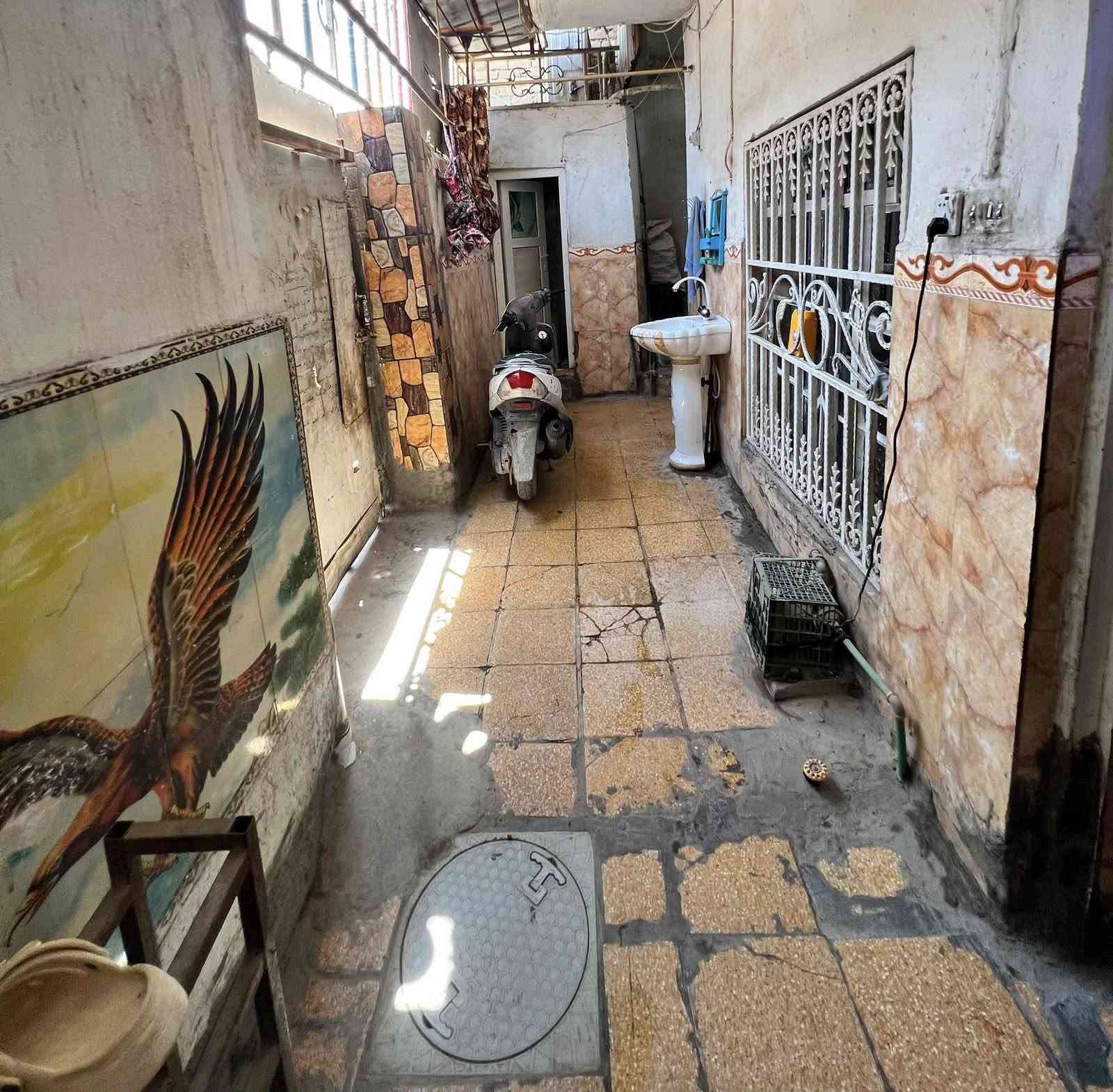 السلام عليكم 
للبيع بيت مساحته ١٠٠م 
الموقع 📍 حي العصري خلف بانزين خانة الثوار 
الطابق الأرضي 🏡
اسقبال 
صاله صغيره 
وغرفه نوم 
ومطبخ ومجمع صحيات 
الطابق الأول 🏡
غرفة نوم 
غرفة نوم 
غرفة نوم
 وفوك بعد اكو غرفه  

الاستفسار ***********
*********** 
 او مراجعة مكتب كربلاء للعقار والمقاولات العامه الجزائر شارع المطاعم قرب صيدليه عالم الدواء إذ ارت بيع عقار او بناء أو ترميم ما عليك فقط مراسلتنا 
المطور العقاري
