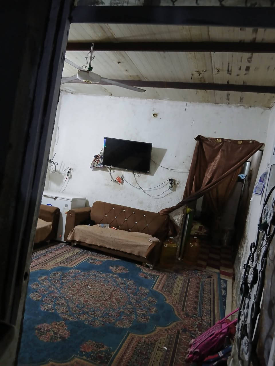 السلام عليكم
بيت للبيع مساحه البيت 60 متر زراعي يحتوي على استقبال وغرفه نوم ومطبخ وترك خلف الغرفه وصحيات السقف سندويج  مكان البيت محموديه  شارع الاثل قرب ملعب اسود الرافدين للاستفسار الاتصال على الرقم ***********
