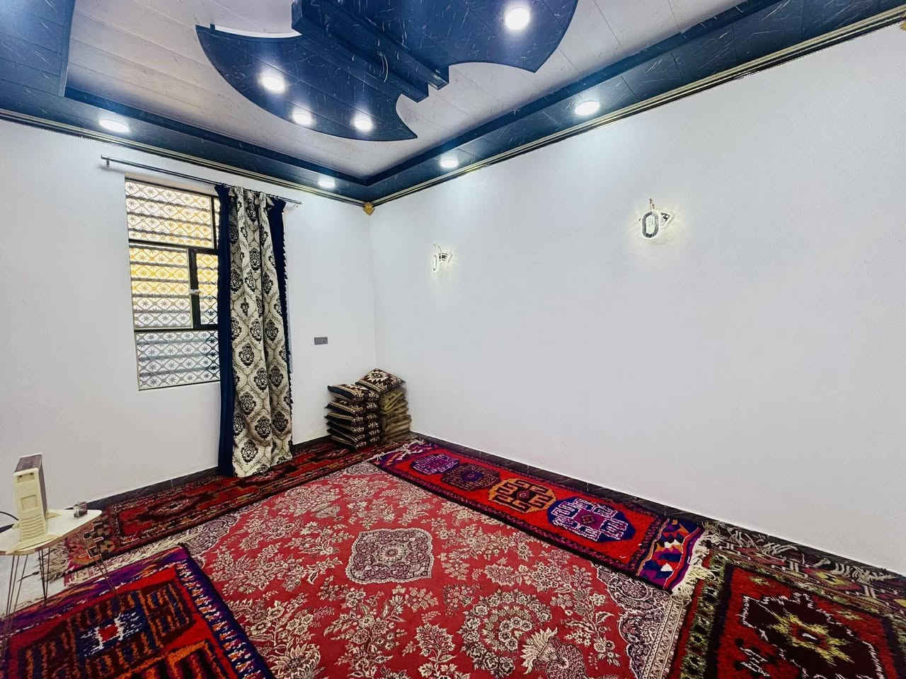 يا اللّٰه يوجد لدينا 100 مترالبيع مربع النجف مجمع بيتي الثاني بصف ركن مال السلطان ٦٠ شارع البيت تجاري 15 شغل درجة الأولى يتكون من صالة الاستقبال غرفة عدد واحد مطبخ صحيات خارجية داخلية سعر  خاص  طابو صرف طابوق جمهوري صب كونكريت الاستفسار *********** يوجد واتساب
