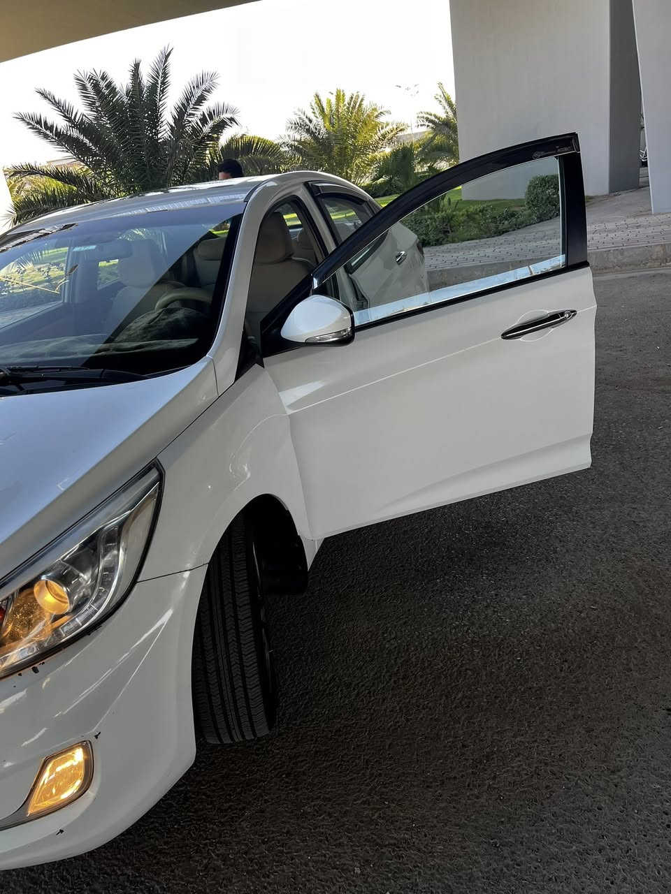 السلام عليكم 

أكسنت موديل 2016 خليجي /رقم بغداد 
محرك 1.600دبل قطره دوش 
السعر/116$ /وبي مجال حك الجيه 
كير ومحرك شرط مامفتوح
تخم تاير جديد 
الصدر بعده شركه 
السبير مانازل  
اشاير مري 
تبريد شرط ثلج 
ثلاجه بل جكمجه
فتحه سقف
كامره خلفيه 
شاشه اصليه تدعم كار بلاي 
2بصمه جديده شركه
ماشيه 154k/m حقيقي 
مكفوله من صبغ ومعجون وضربه 
بيها فقط ربع
دعاميه اماميه  ورشيتها
السونار مرفق مع الصور
السياره عل ايدي مال بيت ونظيفه جدا 

السياره ب اسمي شرط تحويل ثاني يوم 

العنوان /بغداد الدوره شارع ابو طياره
الاتصال /***********
***********

