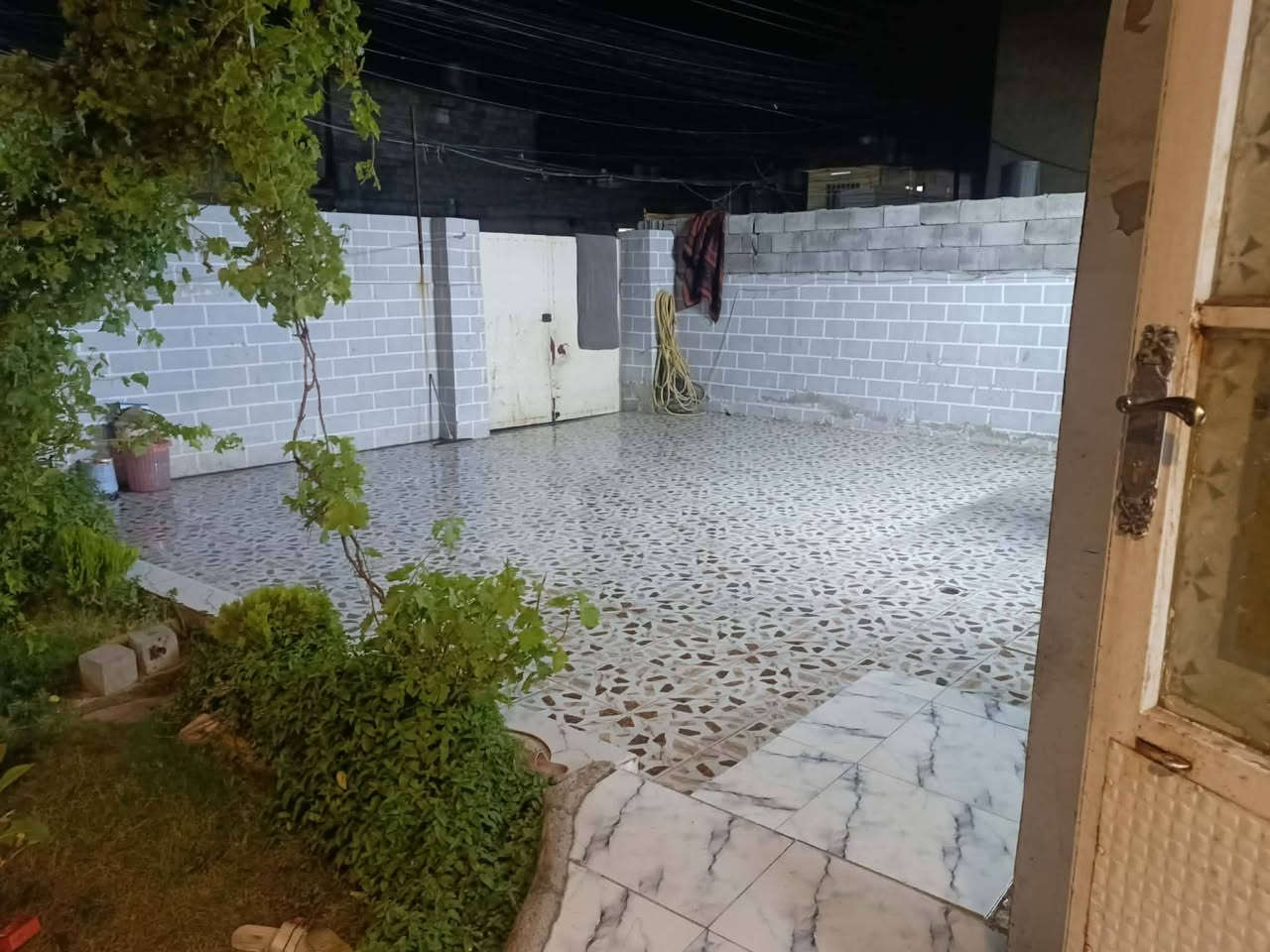 بيت للبيع 
العنوان حي عدن قرب مدرسة عدن أو نزلة المنظمة 
المساحة 200متر 
كرت بلدية داخل بل تمليك معاملت التمليك كاملة 
البيت بي ساعة كهرب 
3غرف صحيات كاملة استقبال هول مطبخ حوش كبير مع حديقة  البيت كامل كاشي وسيراميك جديد 
خدمات كاملة افران صمون ومولات ومسواك  والسعر  ٧٧مليون وبيها مجال للشراي.... ملاحظه العموله من الطرفين


**إذا كنت صاحب هذا الإعلان وتريد حذفه لأي سبب، رجاءا أرسل رسالة إلى الدعم الفني**