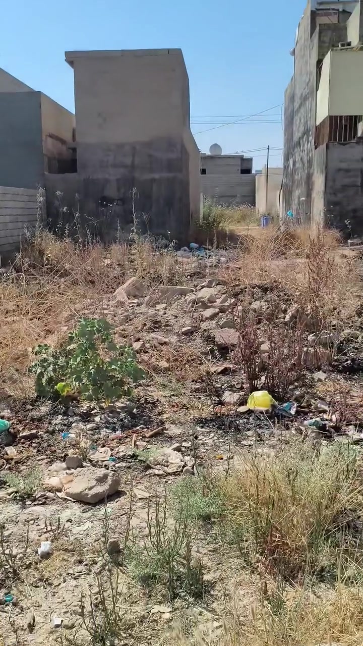 قطعه ارض للبيع قرب جسر معارض قريبه من الشارع 200 متر ماي كهرباء كامل واصل منطقه حلوة مرتبه سعرها مناسب الشراي يتصل *********** تنباع 100 او 200 متر
