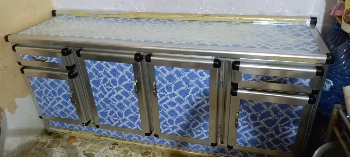 للبيع
كاونتر الازرق مع السنك 125
ميز طباخ (الكاونتر البرتقالي) 55
طباخ غازي 85

ملاحظة/ الطباخ الكهربائي ليس للبيع 
***********
