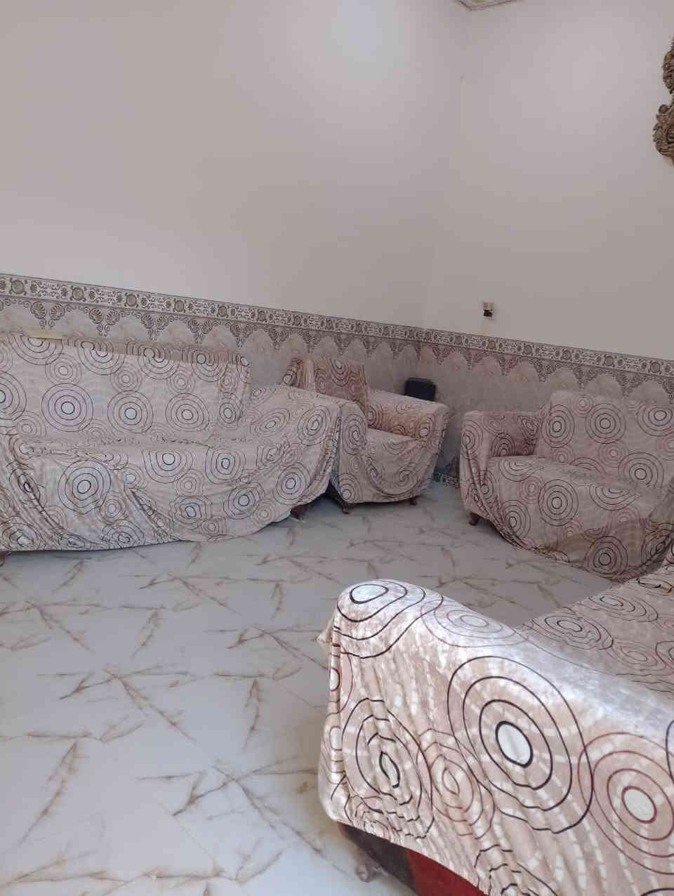 سلام عليكم بيت للبيع مساحه 100 متر طابقين الطابق الاول غرفه وصاله ومطبخ وحمام وديوانيه وصحيات خارجيه الطابق الثاني بعده ماكامل اعكاده الطابق الثاني ولطابق الاول صب كونكريت العنوان حي الحكيم السعر 65 وبيه مجال الاتصال على الرقم التالي ***********
