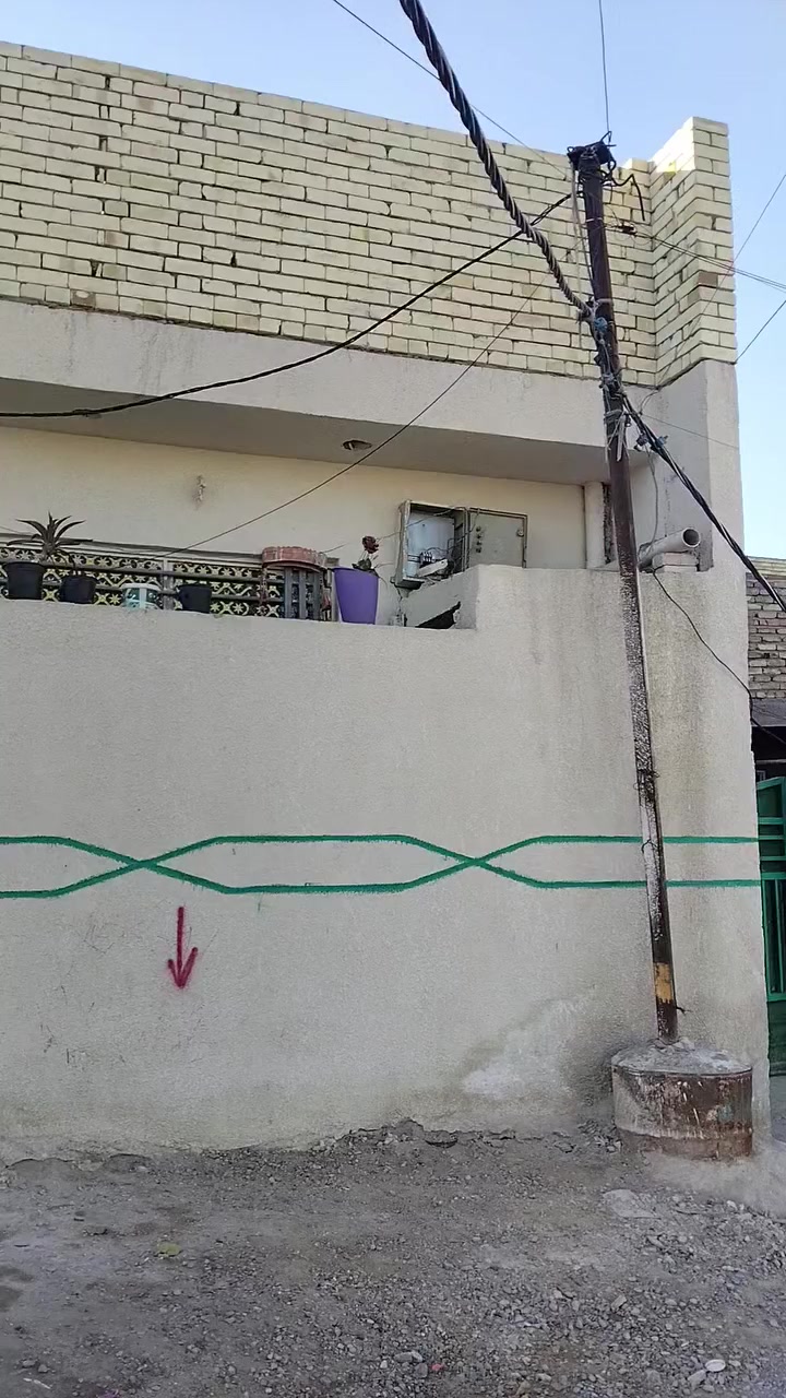 سلام عليكم دار للبيع مساحته 85 متر بيت كامل جاهز يحتوي على استقبال و غرفه نوم و مطبخ و غرفة نوم طابق ثاني الاستفسار ***********
