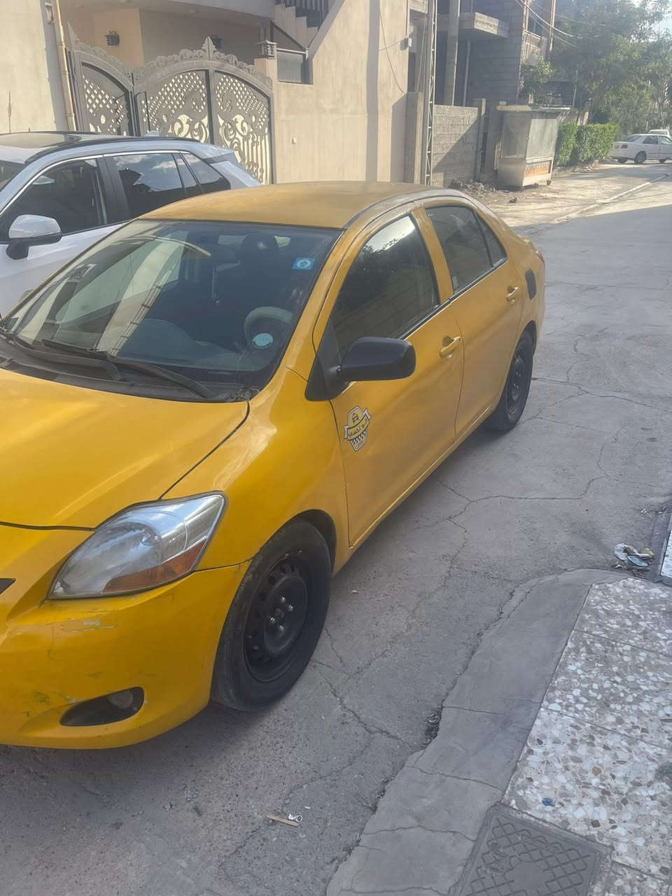 للبيع بـ سعر مناسب جدا 70$وبيها مجال
يارس 2012 ….. كير اوتوماتيك 
منضومه غاز دفتر بنزين هم بيها سياره لوك 
رقم كركوك الانكليزي سنويه لحد 2030 
بيها جاملغ خلفي وبيها جاملغين امامي بدون دواخل 
وبيها بل قماره يم الجام شويه 
كير ميكنه كله بشرط لوك صدر تايرات جاهزه 
وسعرها جدا مناسب 70$وبيها مجال 
العنوان كركوك تسعين 
***********
