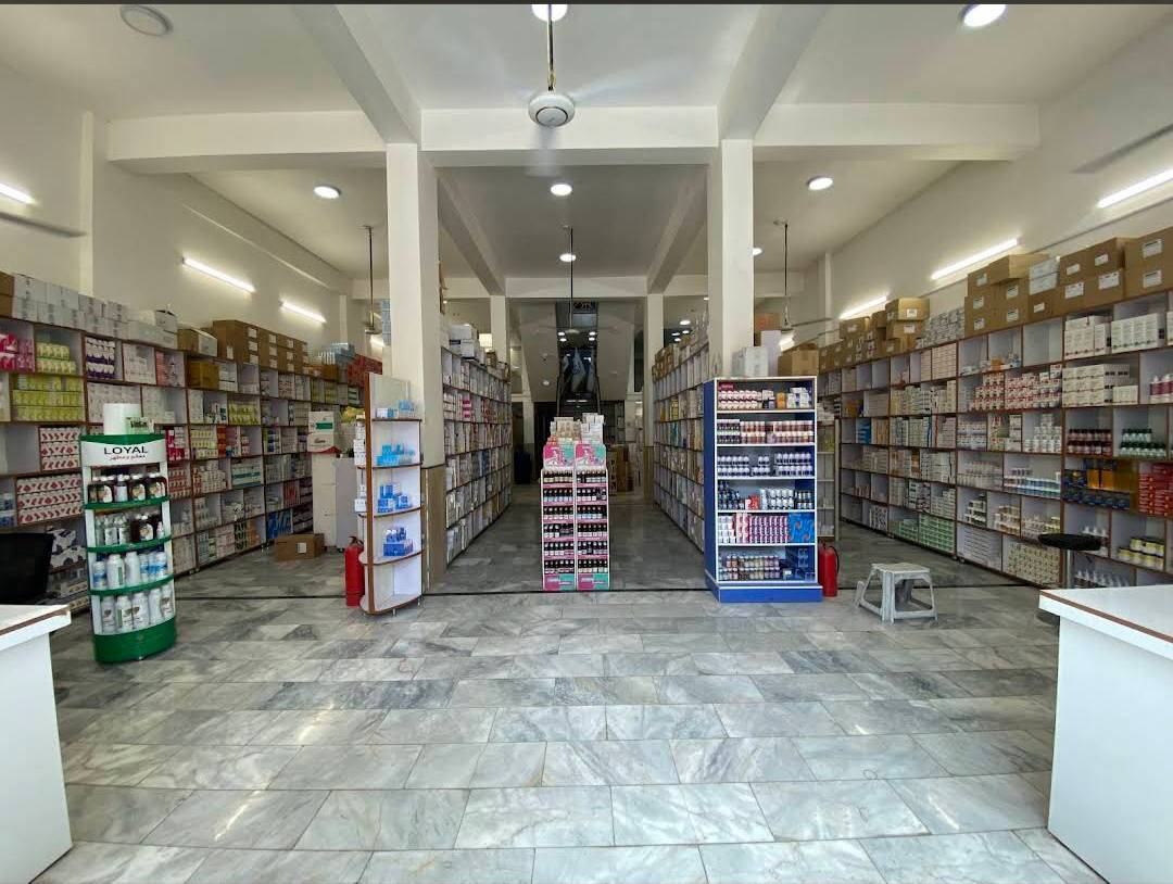 عمارة تجارية حديثة ومميزة للإيجار بموقع حيوي ومناسب لجميع الأنشطة التجارية والاستثمارية.
📍 الموقع: – شارع الصناعي التجاري – مجاور شارع الملجأ.
📌 موقع العمارة ظاهر على خرائط كوكل عند البحث باسم مذخر أنوار الغدير.

⚠️ ملاحظة مهمة: تؤجَّر العمارة بالكامل كوحدة واحدة فقط، ولا يتم تأجير الطوابق بشكل منفصل.

🔹 تتكون العمارة من ثلاثة طوابق مفتوحة بالكامل بتصميم عصري يوفر مرونة عالية في التقسيم والاستغلال.
🔹 مساحة كل طابق 250 متر مربع مما يمنحك بيئة عمل واسعة ومريحة تناسب الشركات، المجمعات الطبية أو المعارض التجارية.
🔹 كانت العمارة سابقاً مستخدمة كمذخر أدوية، ما يجعلها مناسبة جداً للأنشطة الطبية أو التجارية التي تحتاج مساحات منظمة وجاهزة.

✨ المواصفات والخدمات: ✔ أربع إدارات مجهزة ومنظمة داخل المبنى.
✔ غرفة خاصة للحراس مع مطبخ مستقل لخدمتهم.
✔ صحيات حديثة ومتكاملة في كل طابق.
✔ نظام كاميرات مراقبة متطور مكون من 25 كاميرا.
✔ تصميم واجهة أنيق وحديث يمنح نشاطك حضوراً احترافياً وجذاباً.

💼 فرصة استثمارية مثالية للراغبين بموقع عملي ومساحات واسعة وتجهيزات متكاملة جاهزة للعمل فوراً.

📞 للاستفسار والمعاينة:
واتساب: ***********
