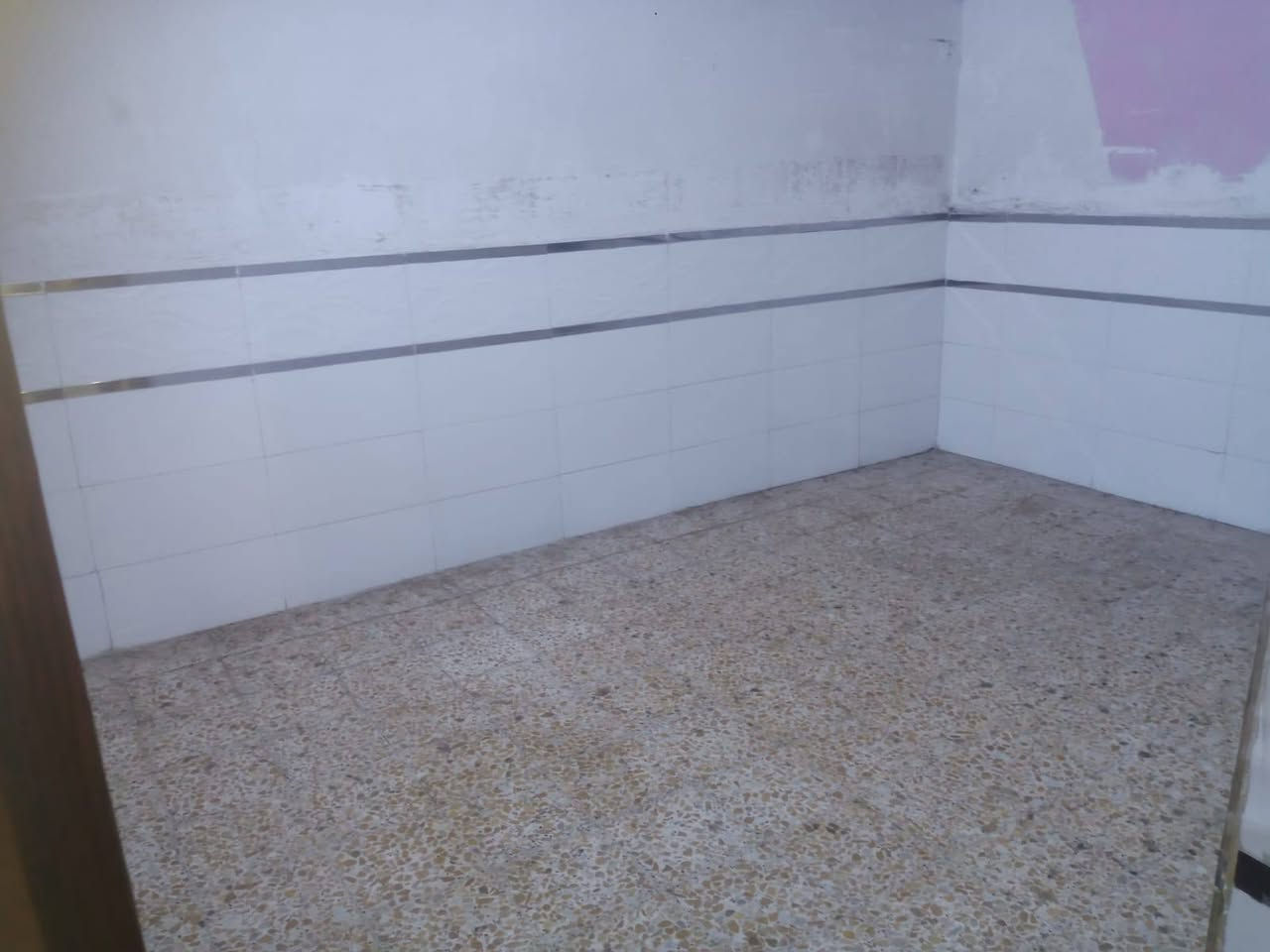 سلام عليكم عندي بيت 100لامين الثانيه شارع الكهرباء   طابو بل سده جديده كافه خدمات متوفره حتا سحب موجود نت موجود بس تدفع اشتراك اجار مناسب مع حديقه 250متر تانكي ابو الف عدد2 كيزر عدد2 اتصل ***********
