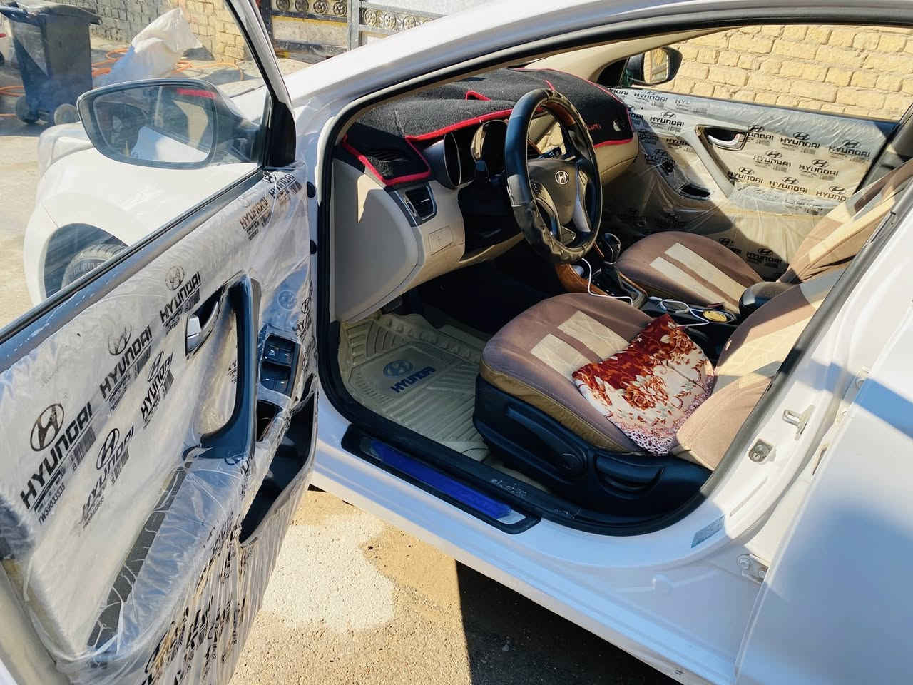 السلام عليكم إلنترا موديل 2016 خليجي بيه صبغ جاملغ الامامي عكس السايق صبغ فقط والباقي كفاله السيارة جديدة مال بيت استخدام شخصي  مواصفات فول عدا البصمة 
1- فتحة 
2- أشاير مري ومري شفط 
3- لد امامي 
4- تبريد قطعتين 
5 حساس فول  
6- تحكمات استيرن جهتين 
7- كامرة خلفية مع حساسات 
8- محرك 1800 دوش 
رقم بغداد  مشروع وطني باسمي السعر ١٢٥ وبيها مجال للشراي مكان السيارة واسط كوت  للاستفسار الاتصال على الرقم ***********
