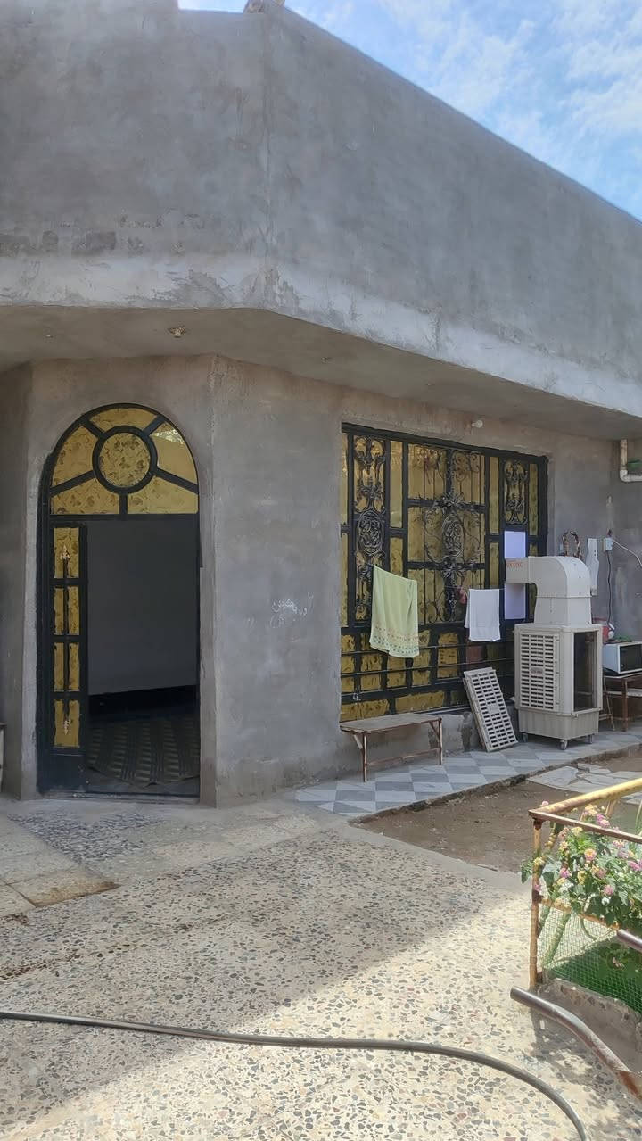 دار للبيع المساحة ٢٠٠ متر البناء طابوق صب مسلح يحتوي على ٢غرف نوم مع صحيات داخلية وخارجية و ٢منور ومطبخ وصالة كبيرة وإستقبال مثل ماموضح في الصور العنوان النهروان الدوانم مقابل صورة السيد الصدر  خلف جامع الصرخية للإستفسار أكثر مراسلة الصفحة او الاتصال على الرقم *********** ..
